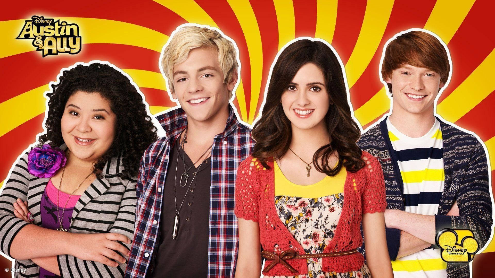 Disney Channel 桌布 壁紙 — 四位來自迪士尼《奧斯汀與艾莉》的微笑青少年演員，站在大膽的紅黃螺旋背景前。