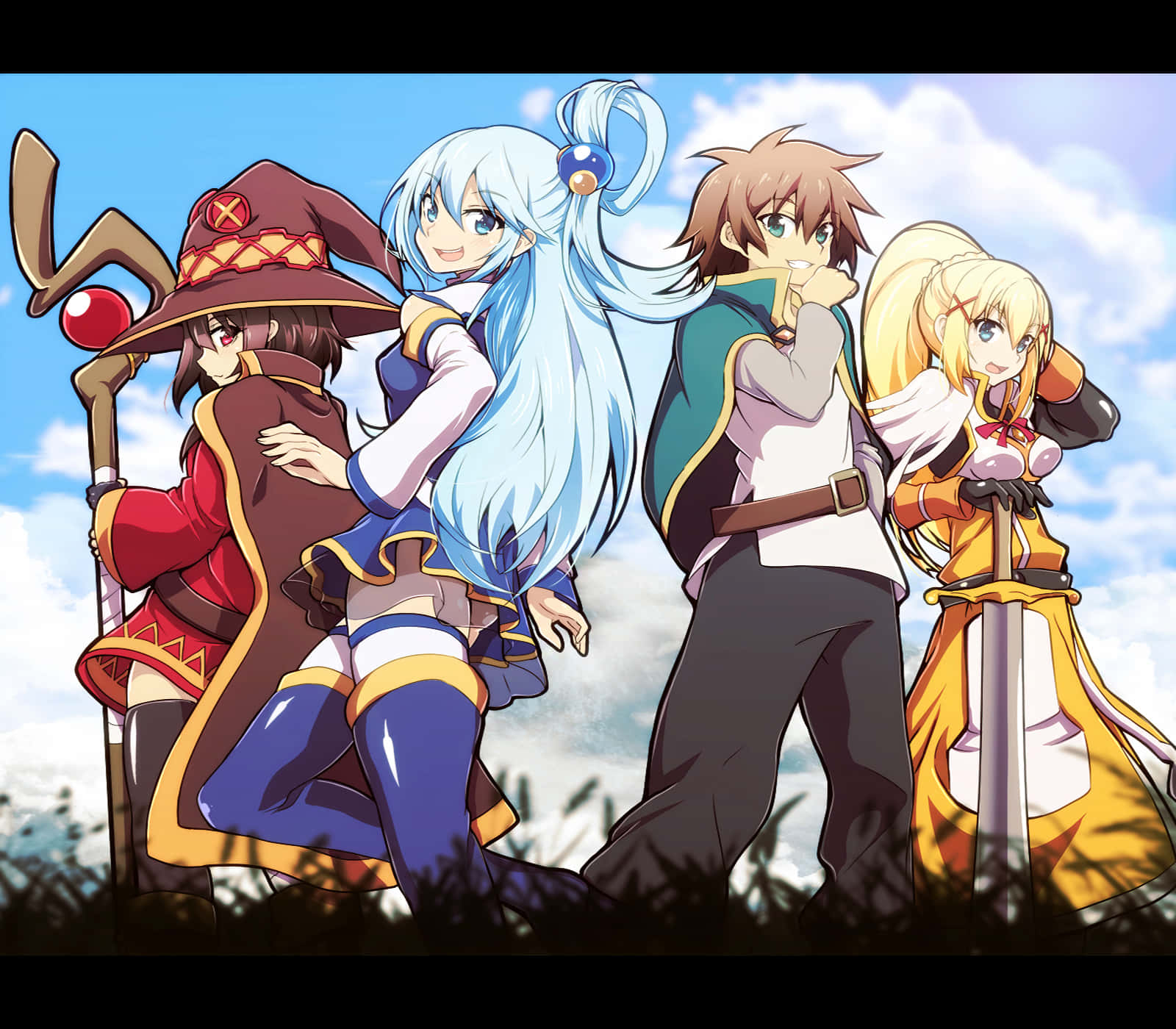 Konosuba God's Blessing On This Wonderful World 桌布 壁紙 — 四位動漫冒險家一起站在一片草地上，頭頂是晴朗的藍天和蓬鬆的白雲。
