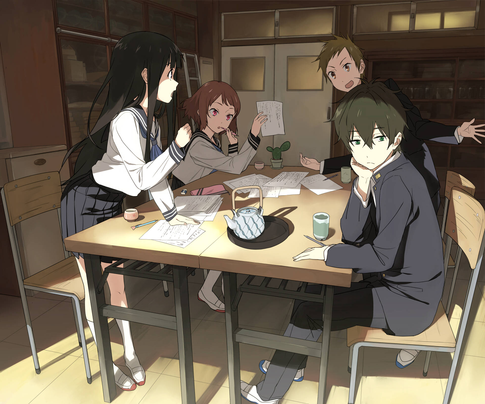 Hyouka 桌布 壁紙 — 四位動漫學生聚集在一張木桌旁，在溫暖照明的教室裡，研究文件並熱烈交談。