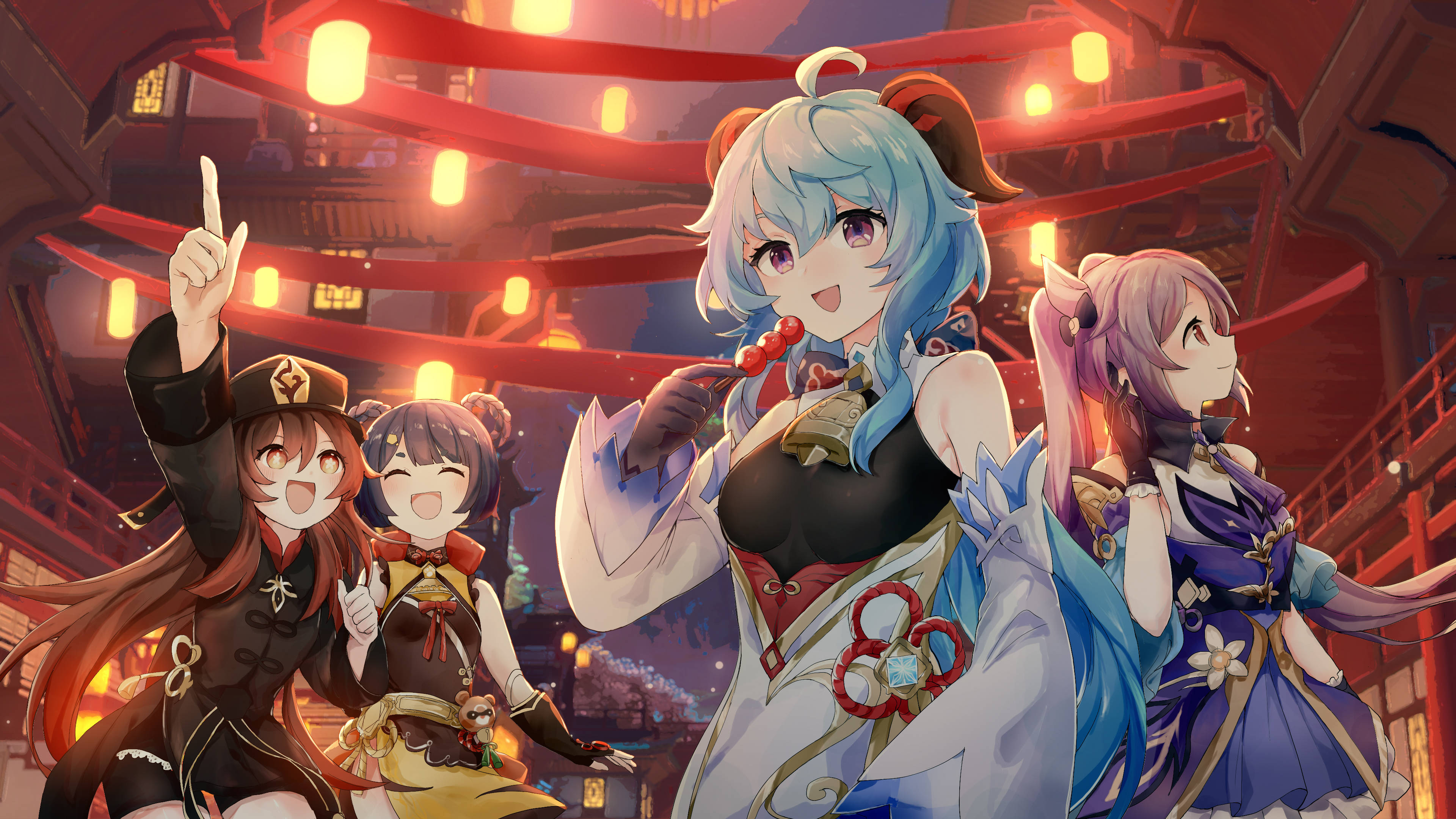 Xiangling 桌布 壁紙 — 四位動畫少女身穿節日傳統服飾，在閃爍的紅燈籠下，於熱鬧的夜市中愉快地擺姿勢。