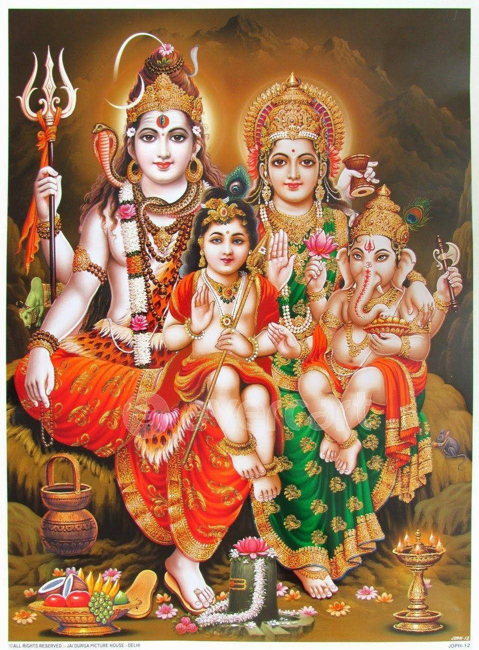 Lord Shiva Family 桌布 壁紙 — 四位印度教神祇身穿鮮豔的金色和紅色服飾，坐在被供品和神聖符號環繞的山上寶座上。