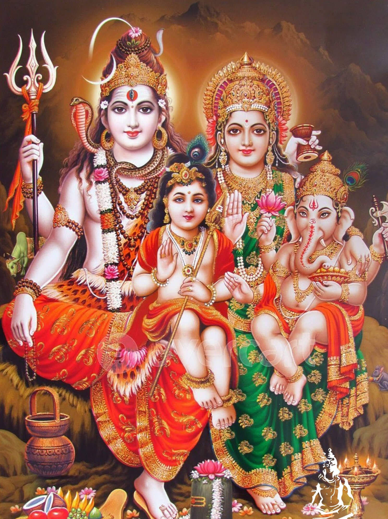 Shiv Parivar 桌布 壁紙 — 四位印度教神祇身穿鮮豔的金色和紅色服飾，以神聖華麗的構圖坐在一起。