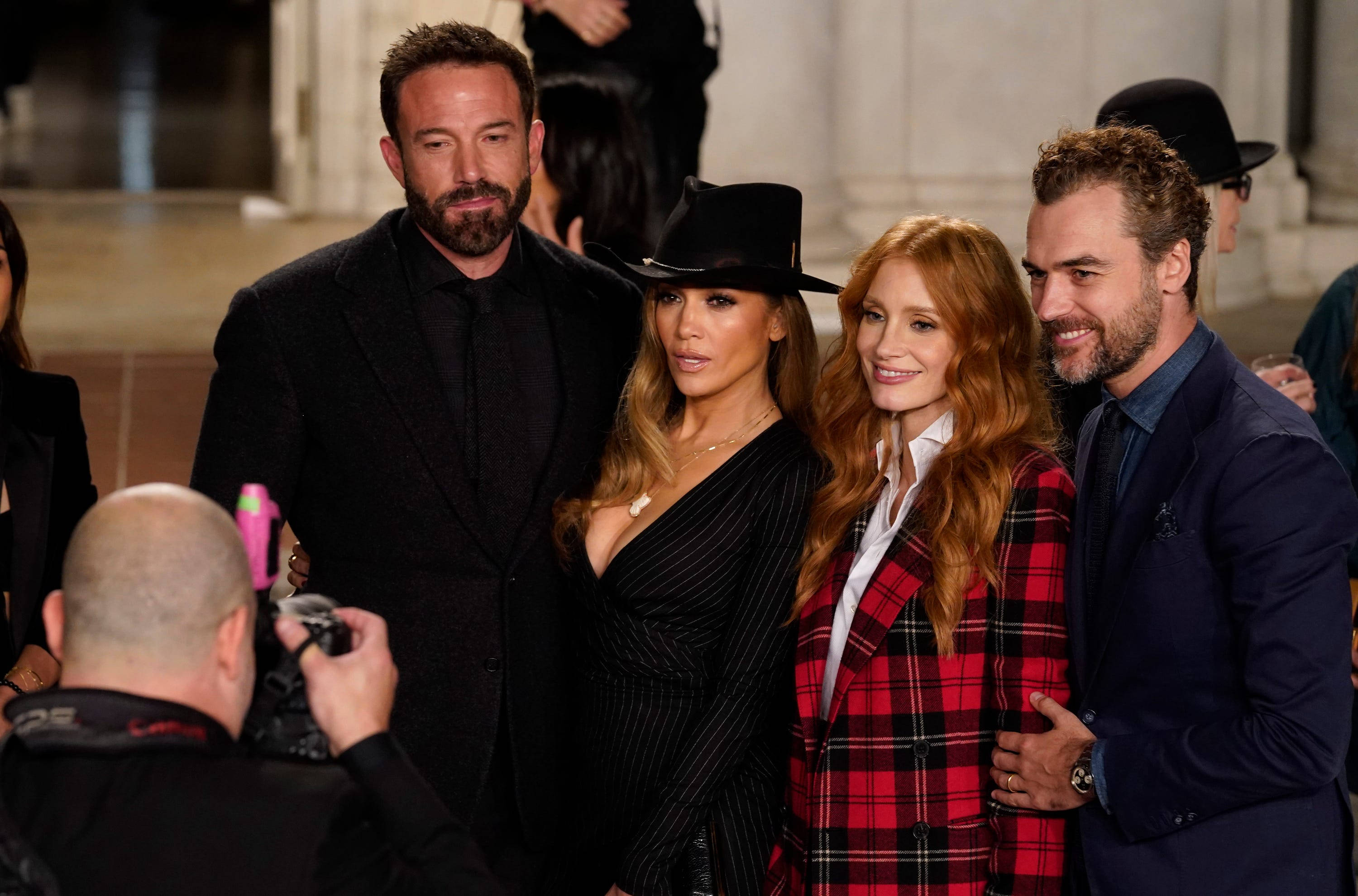 Jennifer Lopez 桌布 壁紙 — 四位名人在室內活動中於明亮燈光下一同擺姿勢，前景有位攝影師。