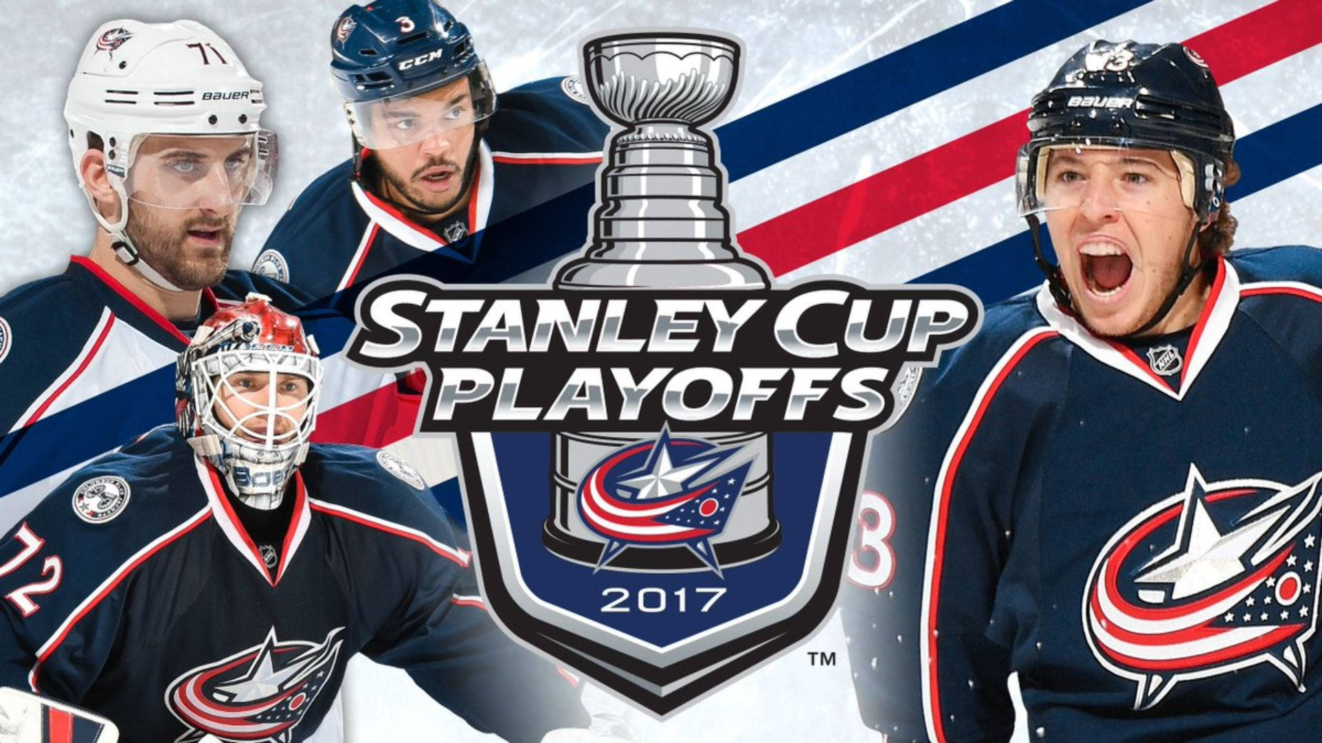 Columbus Blue Jackets 桌布 壁紙 — 四位哥倫布藍夾克冰球球員在2017年史丹利盃季後賽標誌周圍擺出動作姿勢，背景為紅、白、藍條紋。