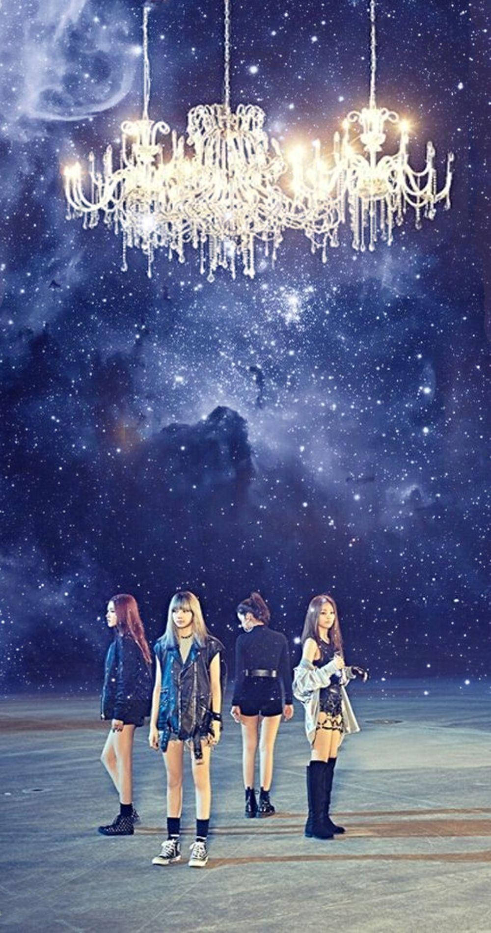 BLACKPINK 桌布 壁紙 — 四位女士站在懸掛在繁星宇宙天空中的發光吊燈下。