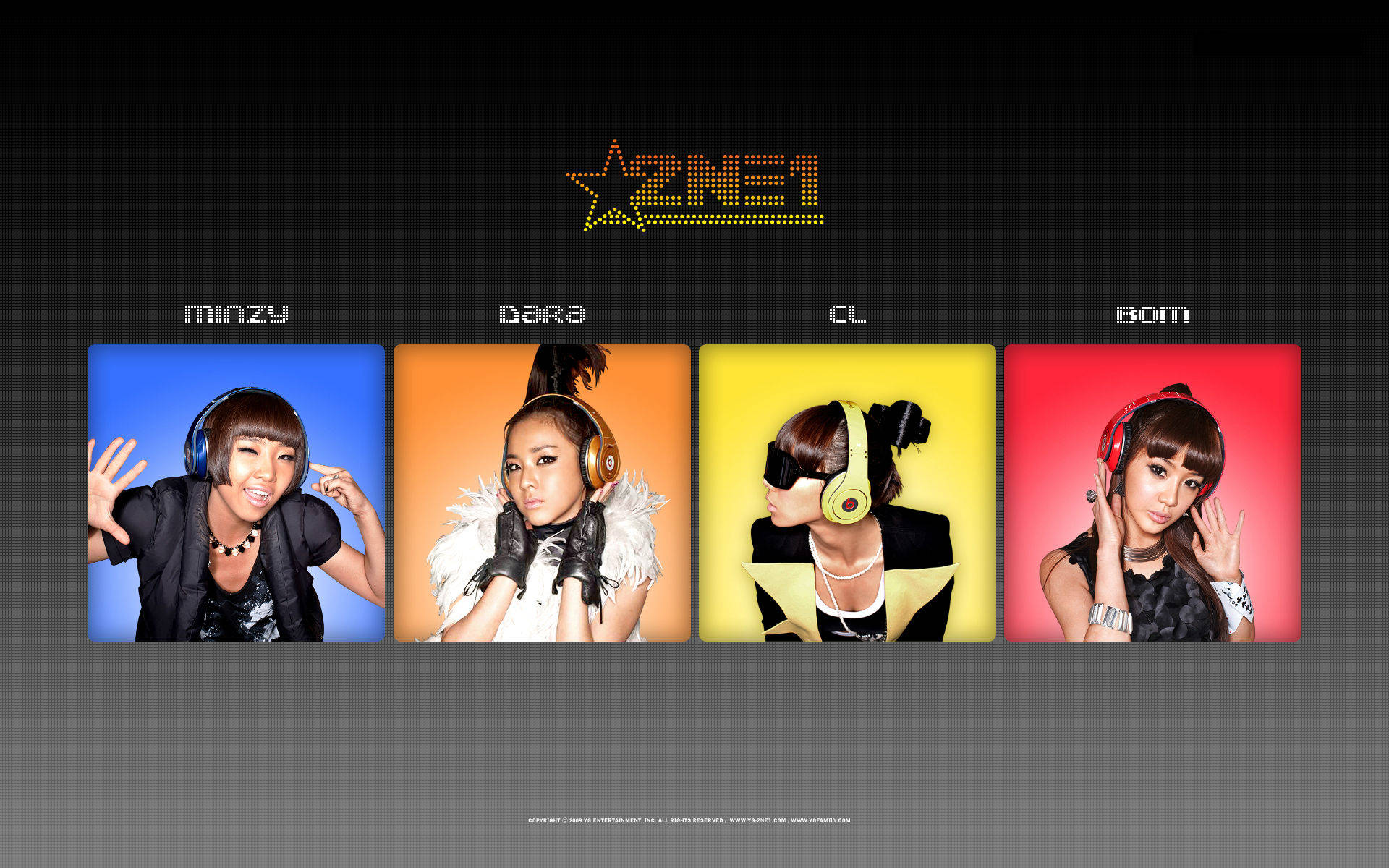 2ne1 桌布 壁紙 — 四位女性K-pop偶像戴著色彩繽紛的耳機，在鮮豔的單色背景前，於發光的「2NE1」標誌下擺姿勢。