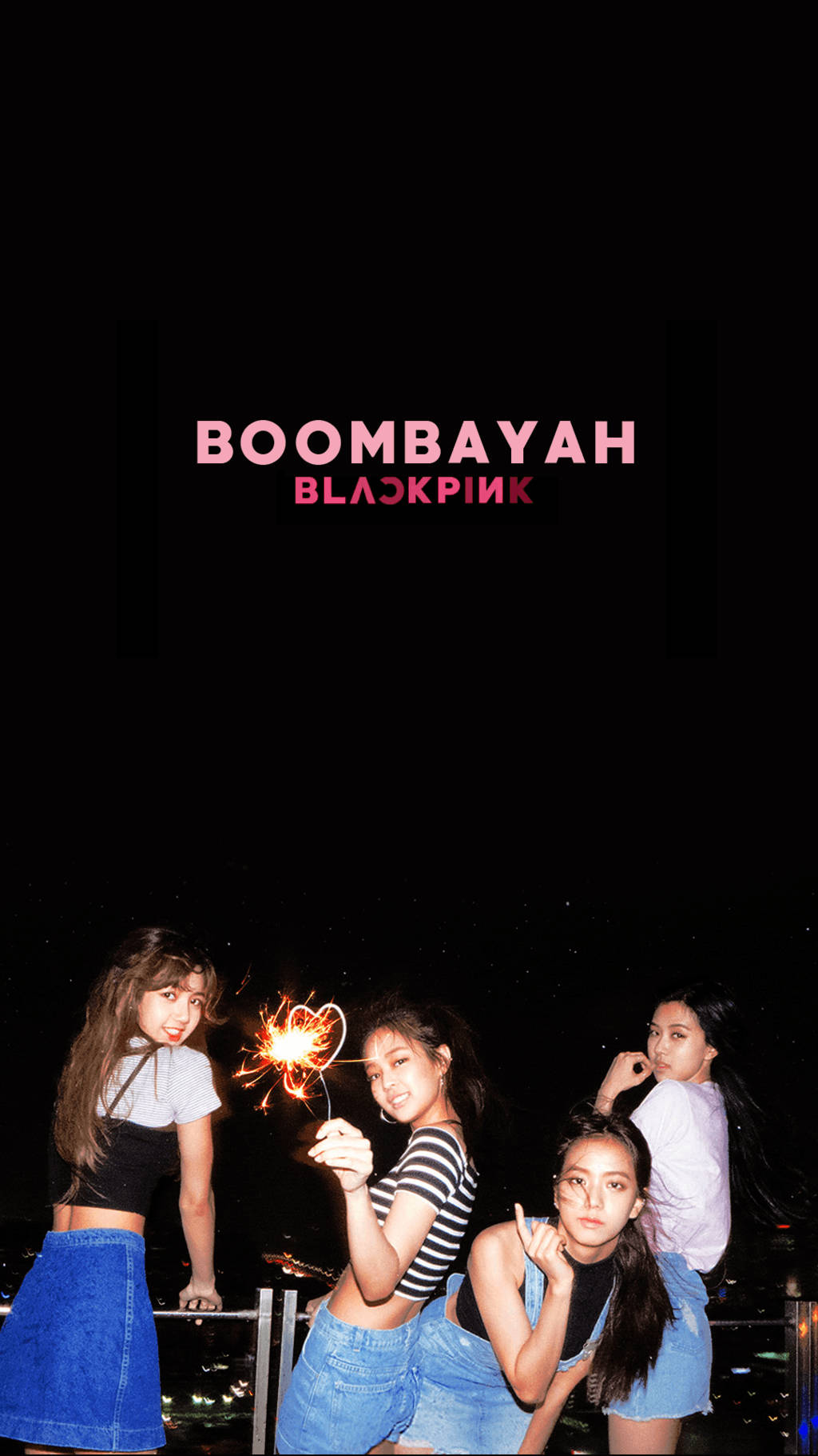 BLACKPINK 桌布 壁紙 — 四位女性在夜晚自信地擺姿勢，手持煙火棒，上方有發光文字，背景是黑暗的城市景觀。