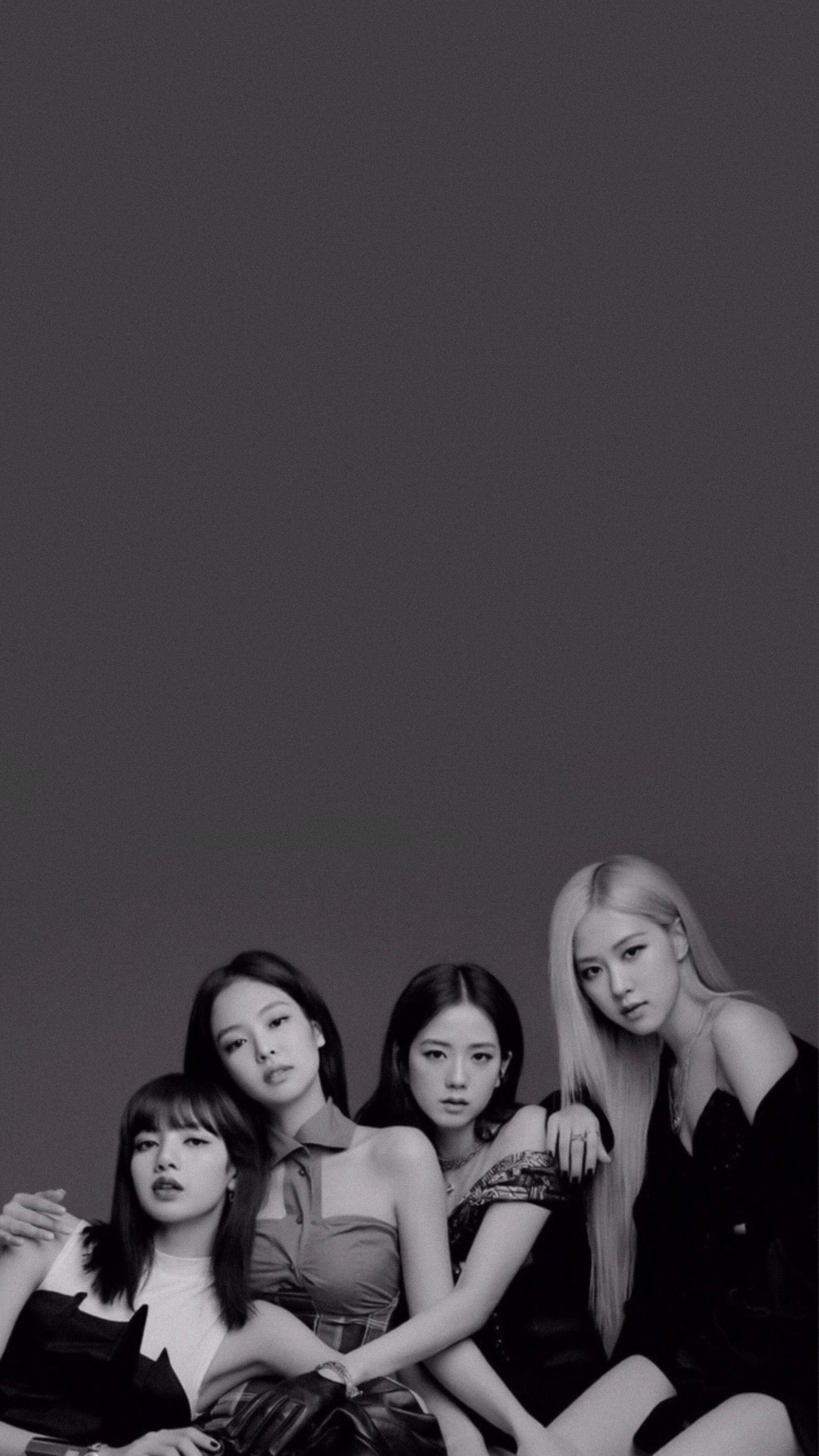 BLACKPINK 桌布 壁紙 — 四位女性在簡約的黑白工作室拍攝中，自信地擺姿勢，背景是純灰色。