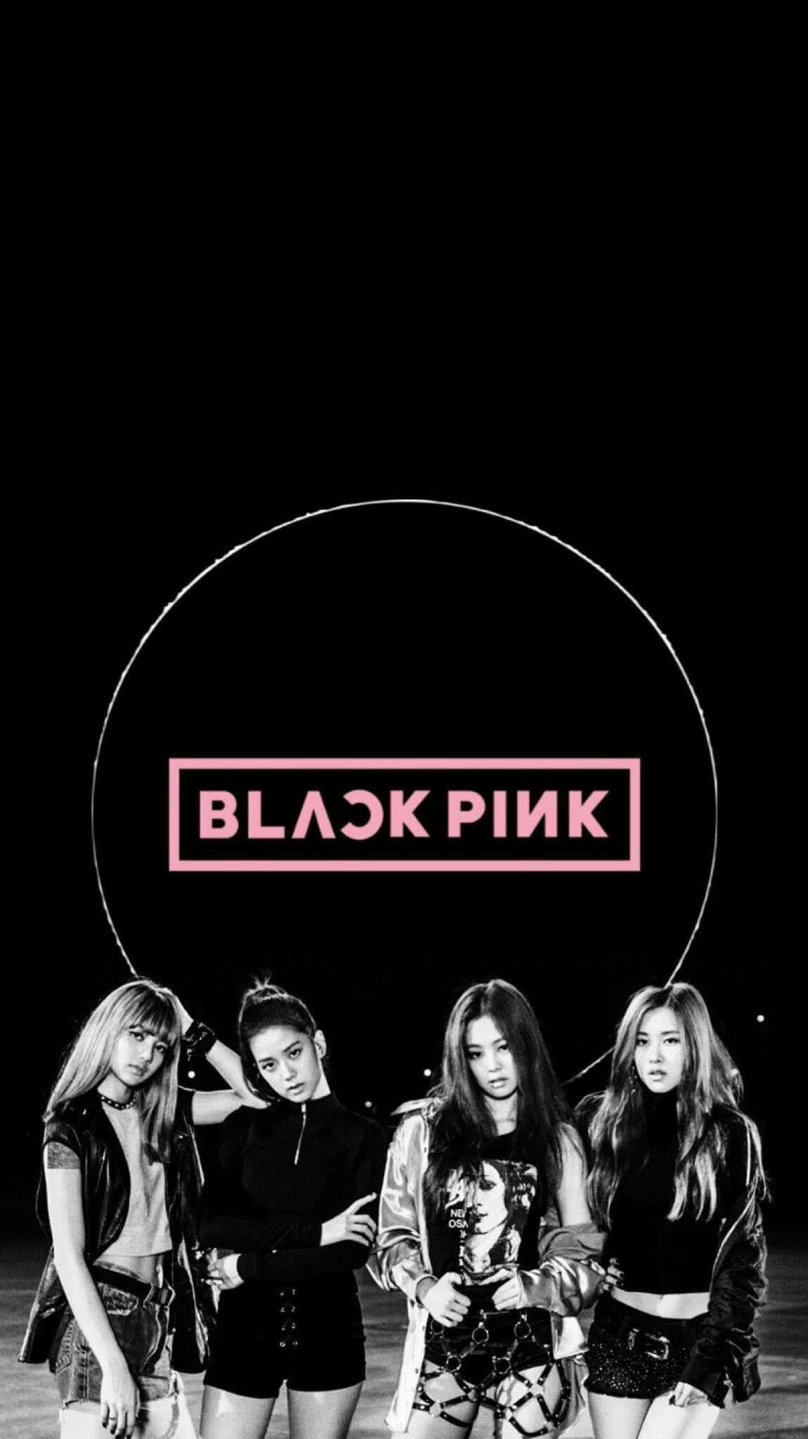 BLACKPINK 桌布 壁紙 — 四位女性穿著前衛服裝，在漆黑的背景下，自信地擺姿勢，上方是發光的粉紅色BLACK PINK標誌。