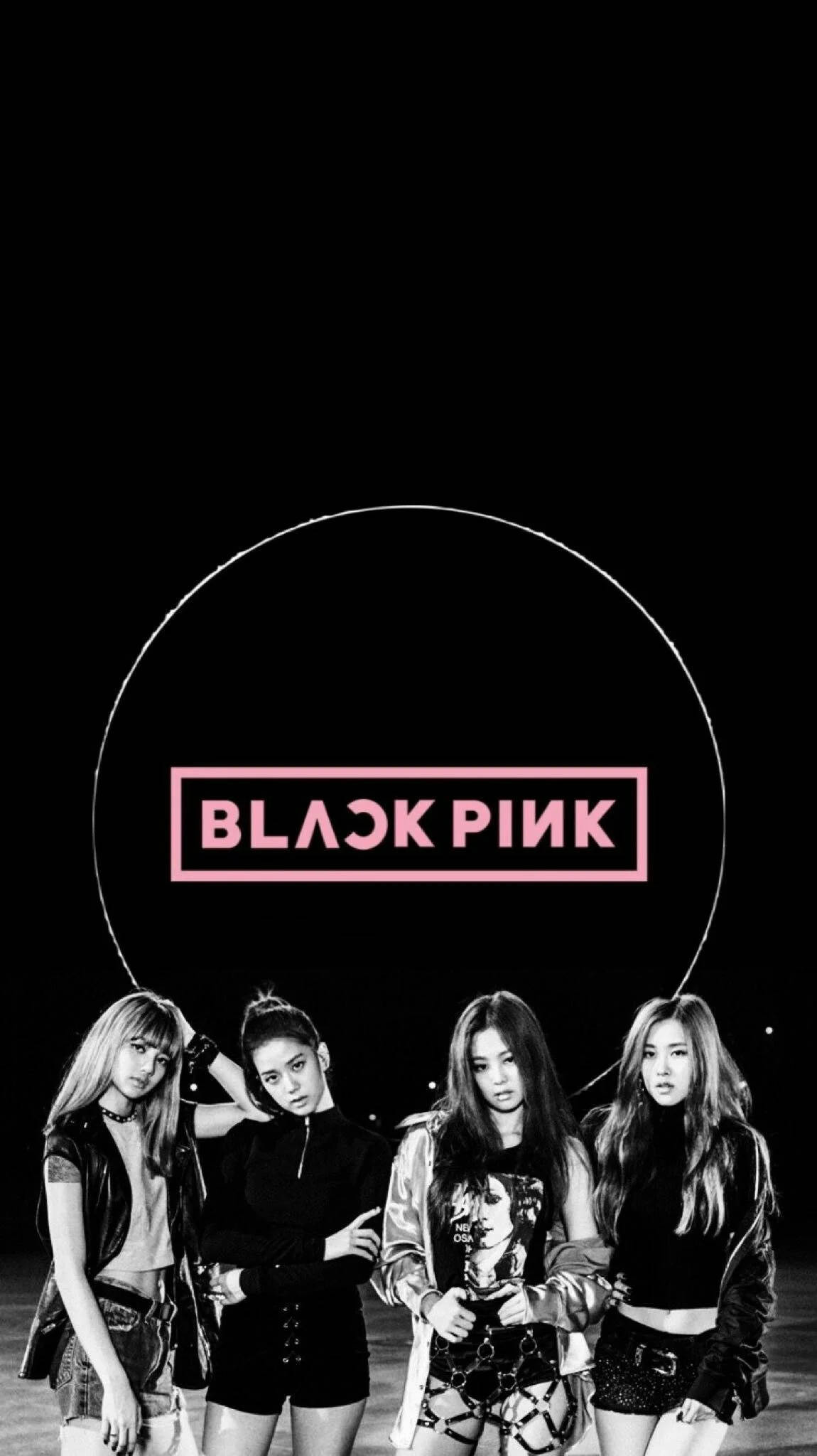 BLACKPINK 桌布 壁紙 — 四位女性穿著前衛服裝，在黑色背景上發光的粉紅色BLACK PINK標誌下自信地擺姿勢。