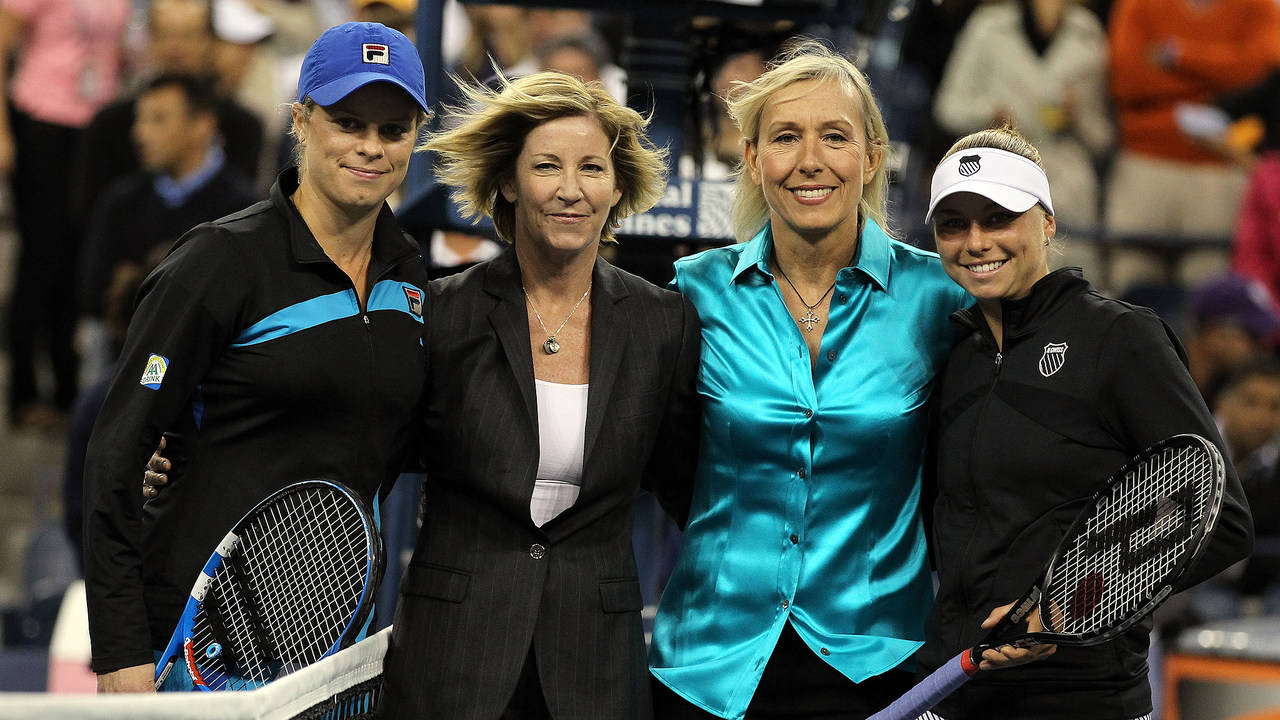 Tennis 桌布 壁紙 — 四位女性網球選手和一位教練在燈光明亮的室內球場上一起擺姿勢，手持球拍。