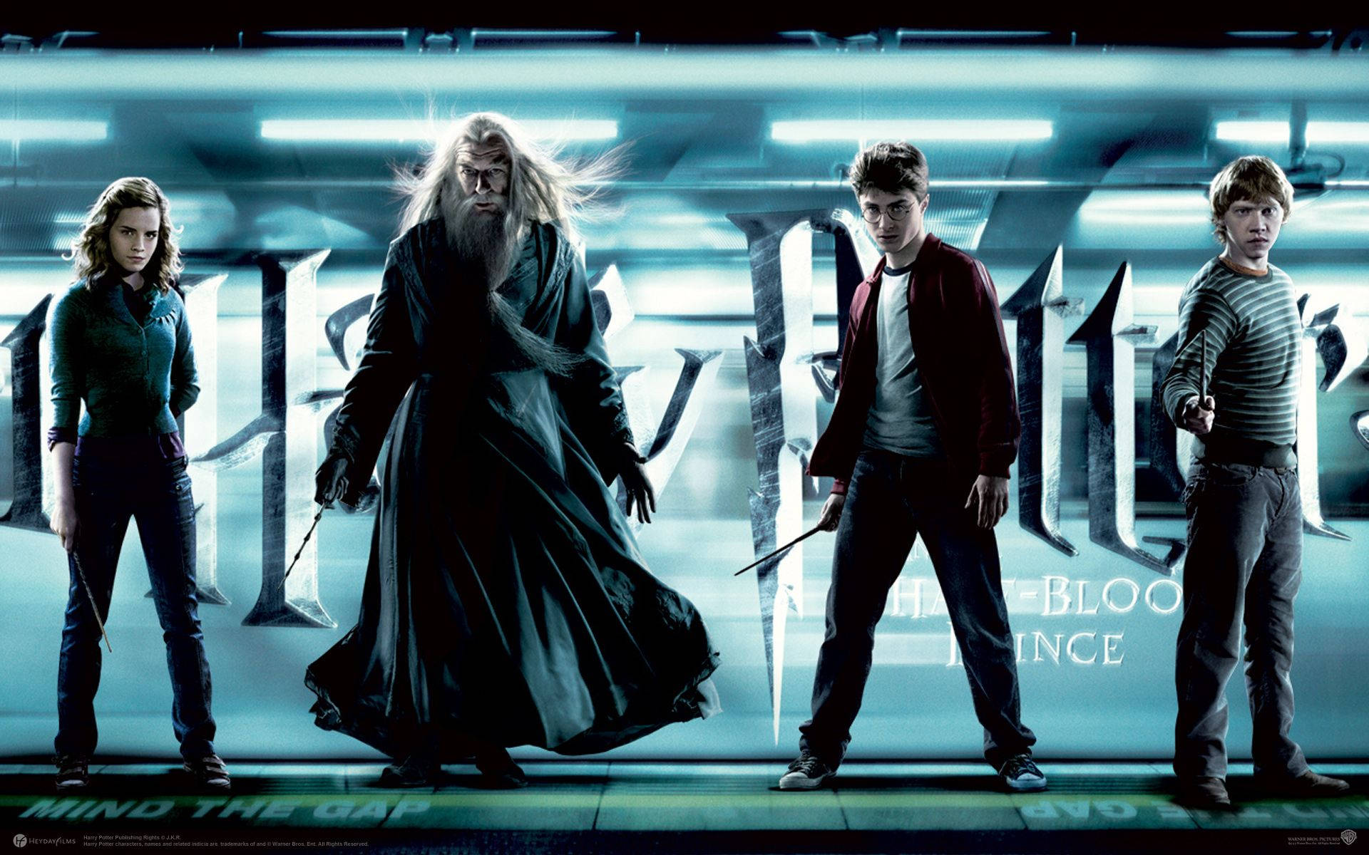 Hermione Granger 桌布 壁紙 — 四位巫師在發光的藍色燈光下手持魔杖，站在金屬背景前，帶有大型風格化文字。