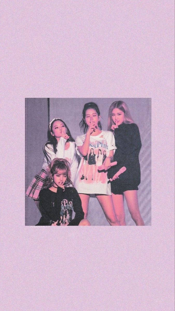 BLACKPINK 桌布 壁紙 — 四位年輕女性在帶有粉紅色燈光和休閒服裝的照片中俏皮地擺姿勢。