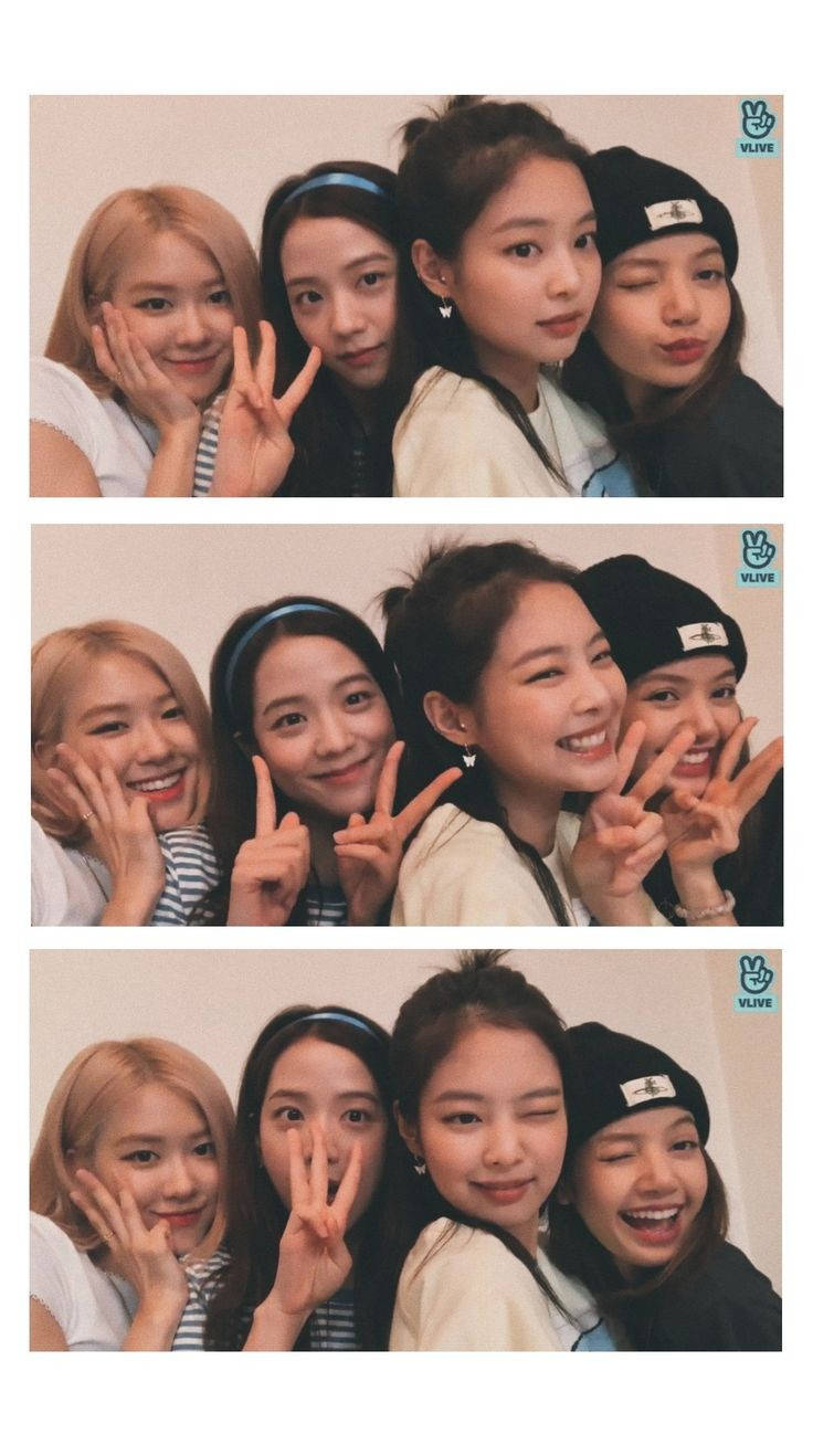 BLACKPINK 桌布 壁紙 — 四位年輕女性在素色牆前拍攝自拍風格的團體照，微笑並比出和平手勢。