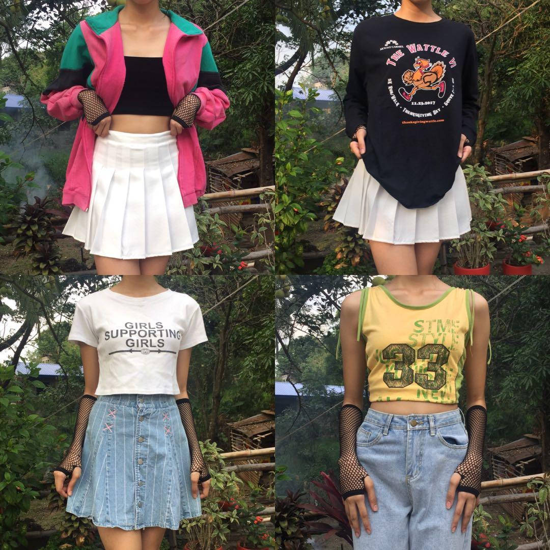 Trendy Aesthetic 桌布 壁紙 — 四位年輕女性穿著復古服裝，在戶外擺姿勢，身穿露臍上衣、百褶裙和網狀手套。