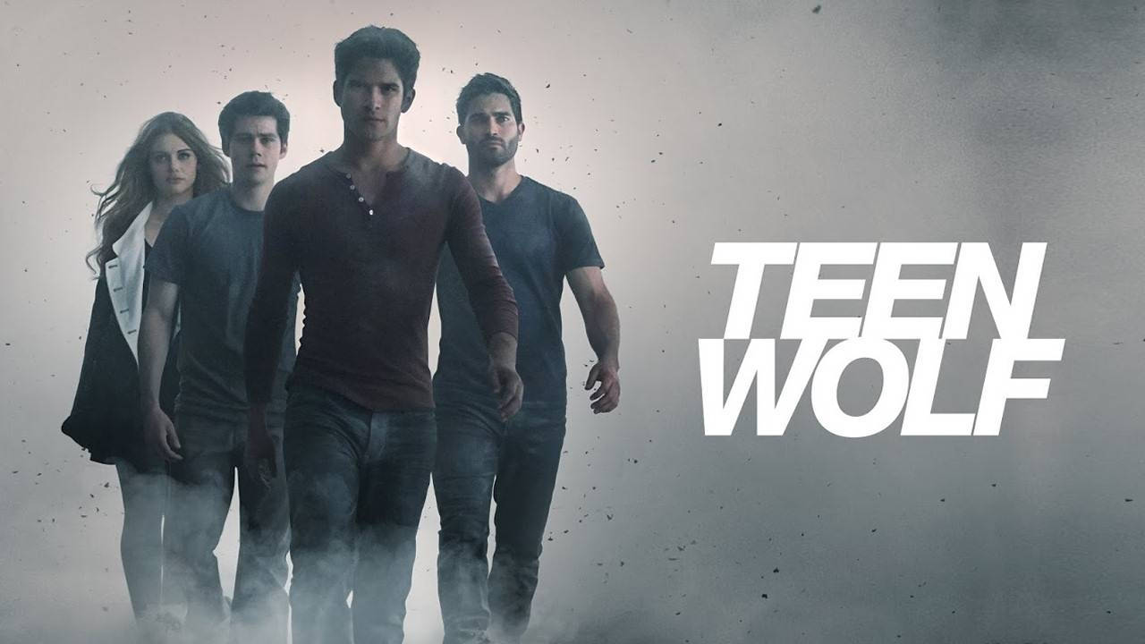 teen wolf 桌布 壁紙 — 四位年輕成年人帶著強烈表情，穿過迷濛灰色煙霧向前邁進，而標題《Teen Wolf》赫然聳立。