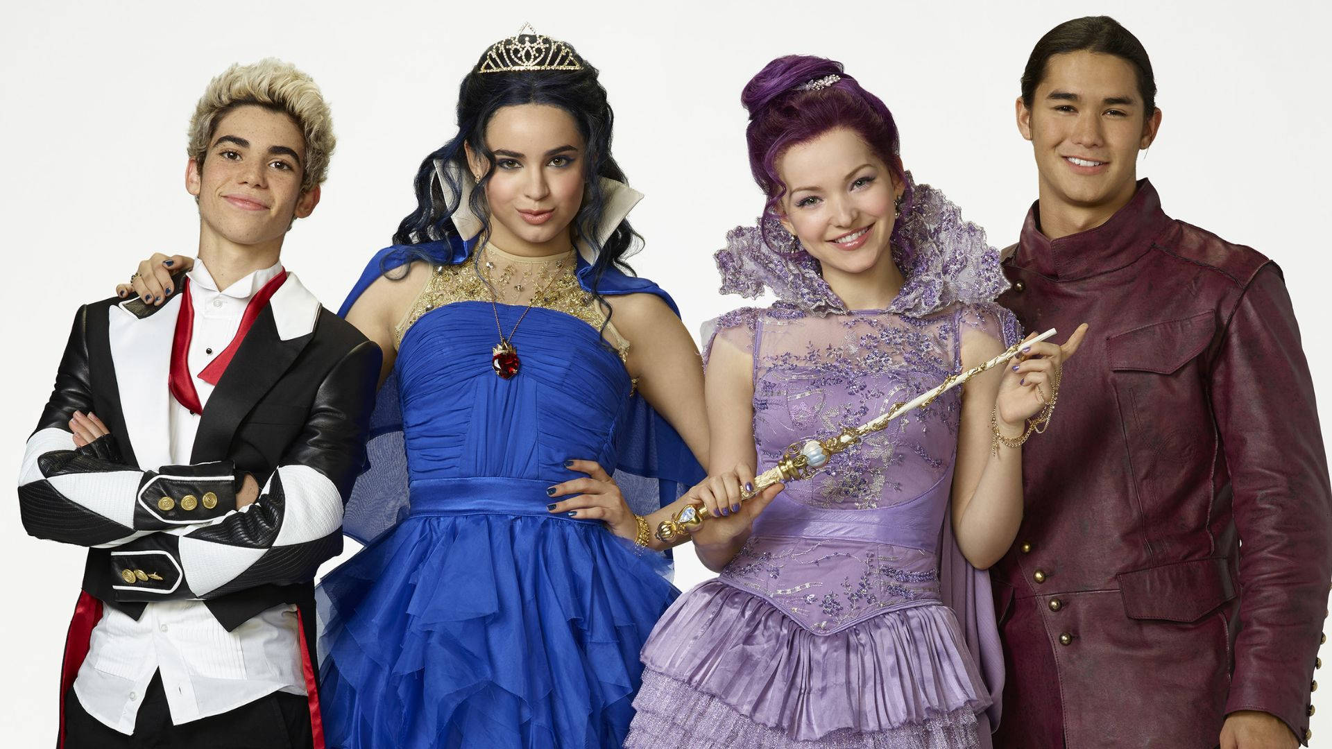 Descendants 桌布 壁紙 — 四位年輕演員穿著精緻的奇幻服裝，在純白色背景前自信地擺姿勢。