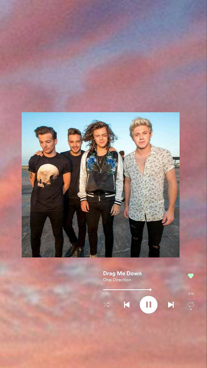 One Direction Aesthetic 桌布 壁紙 — 四位年輕男子在天台上一起擺姿勢，背景是柔和的粉紅和藍色天空，並有音樂播放器疊加圖層。