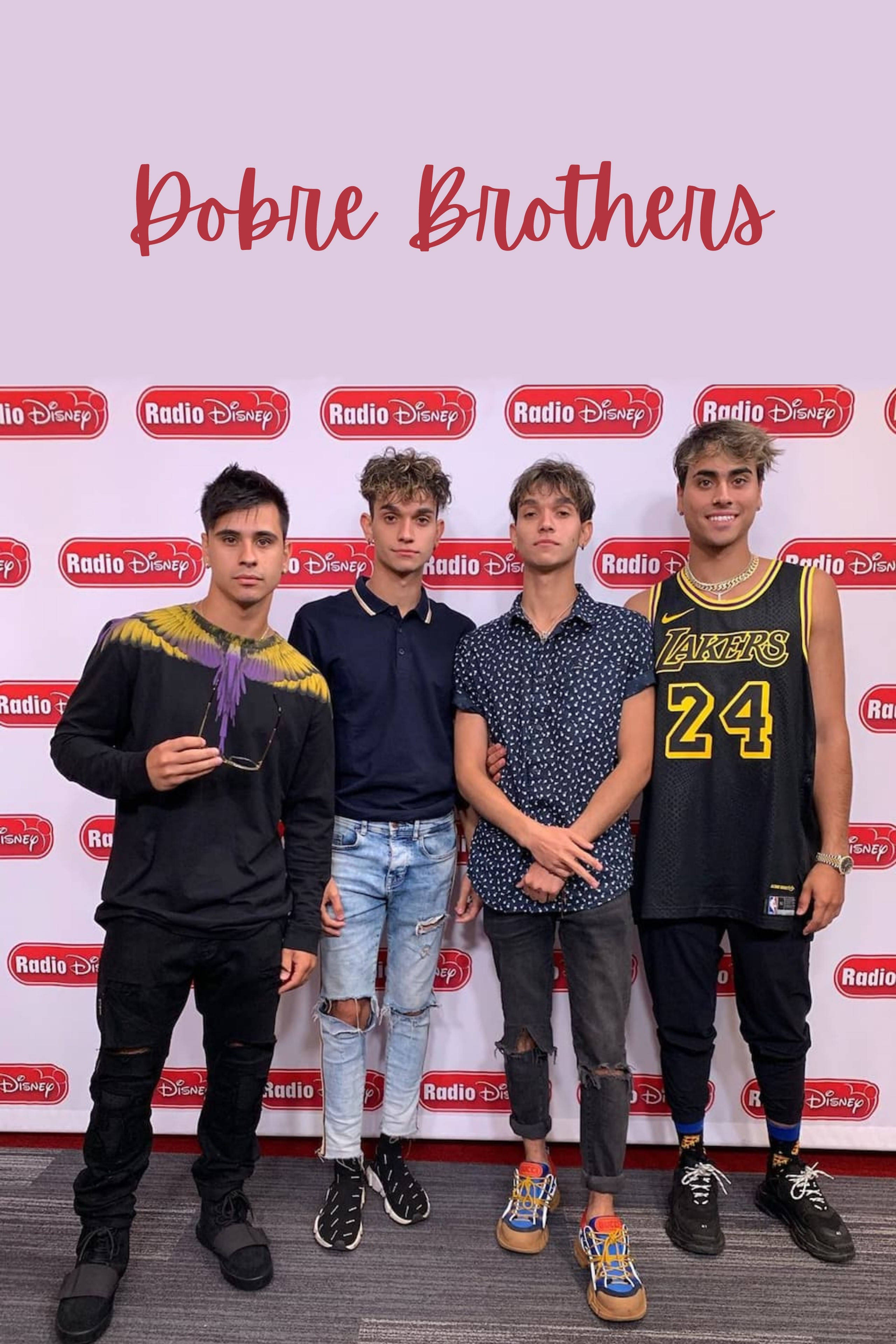 Dobre 桌布 壁紙 — 四位年輕男性自信地擺姿勢，背景是帶有Radio Disney品牌標誌的佈景，上方寫著「Dobre Brothers」。