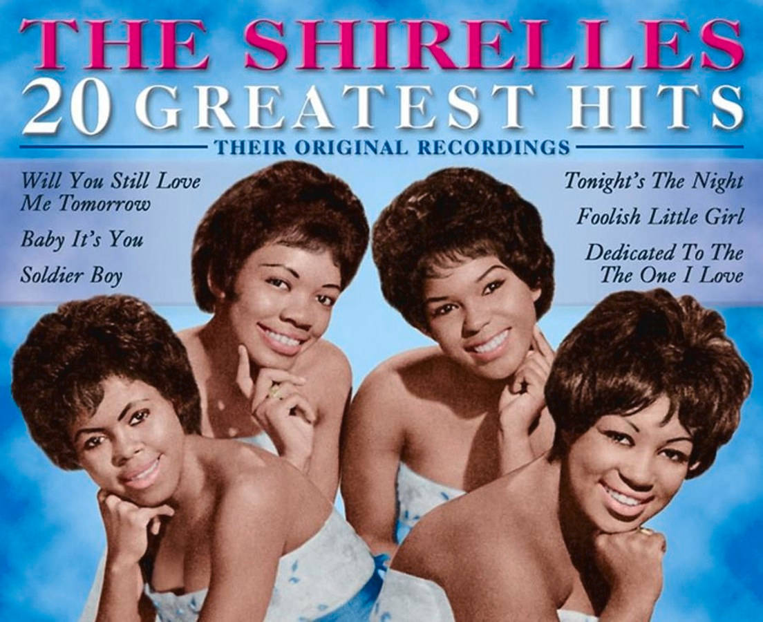 Album Cover 桌布 壁紙 — 四位微笑的1960年代女歌手在明亮的藍色背景前擺姿勢，出現在復古專輯封面上。