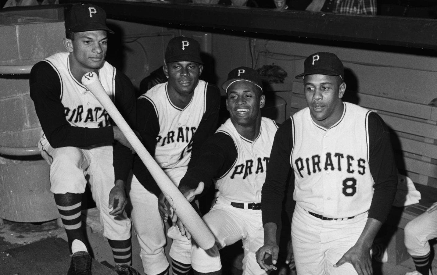 Pittsburgh Pirates 桌布 壁紙 — 四位微笑的匹茲堡海盜棒球選手穿著復古制服，在球員休息區拿著球棒擺姿勢。