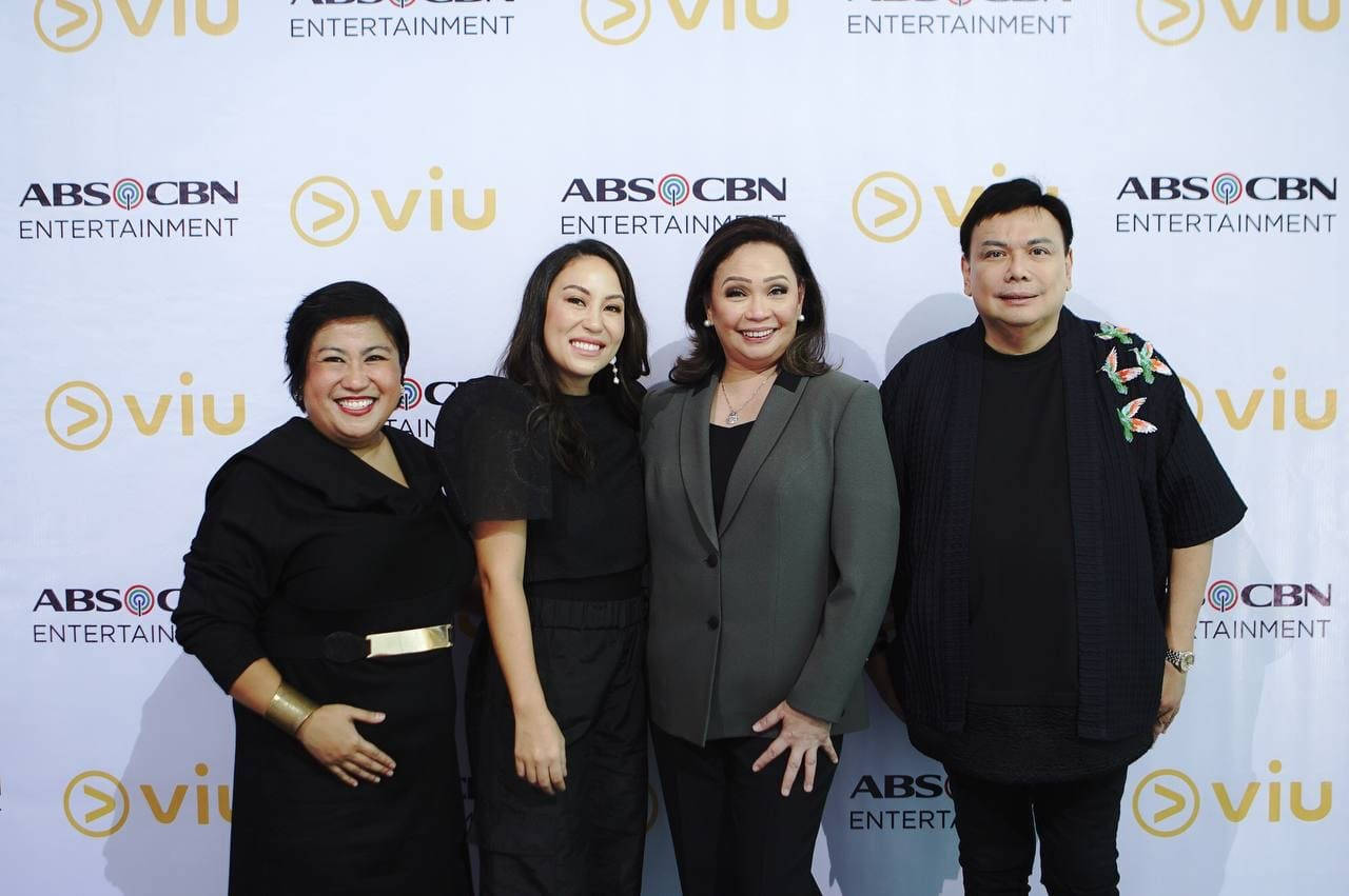 White And Gold 桌布 壁紙 — 四位微笑的名人一同在Viu和ABS-CBN Entertainment活動的品牌背景前擺姿勢。