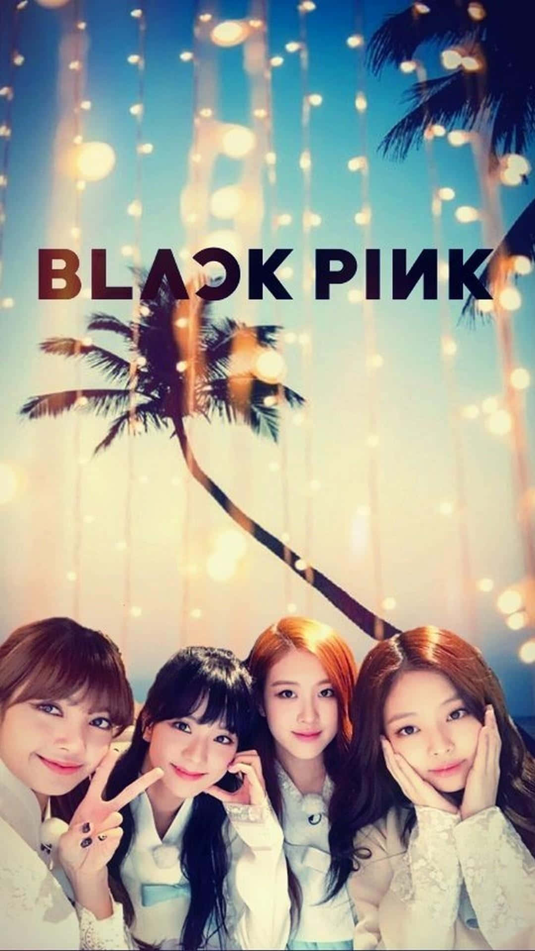 K-pop 桌布 壁紙 — 四位微笑的女性在閃爍的燈串和棕櫚樹下，以暮色天空為背景擺姿勢。