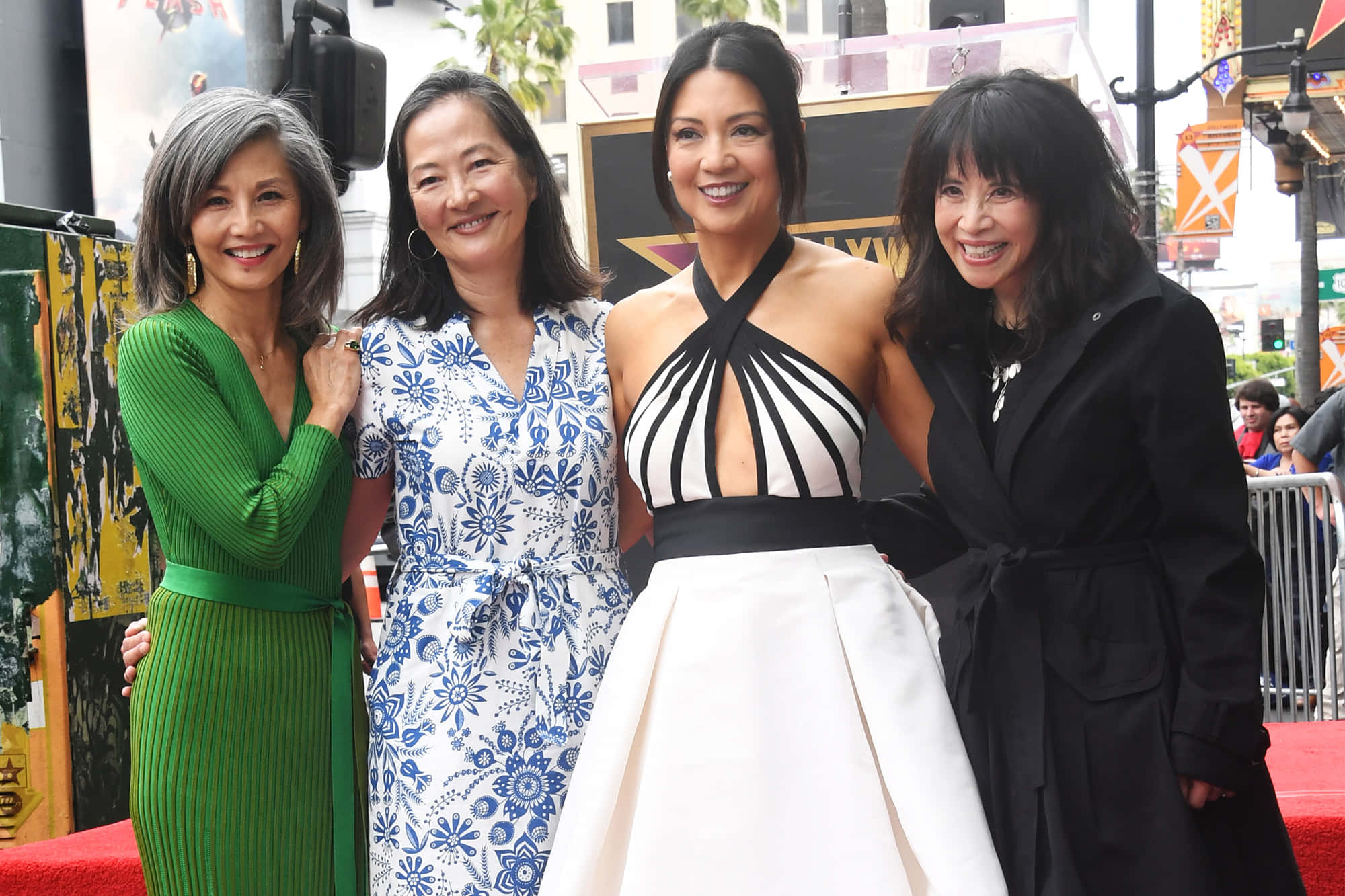 Ming Na Wen 桌布 壁紙 — 四位微笑的女性穿著時尚服裝，在好萊塢活動的紅地毯上一起擺姿勢。