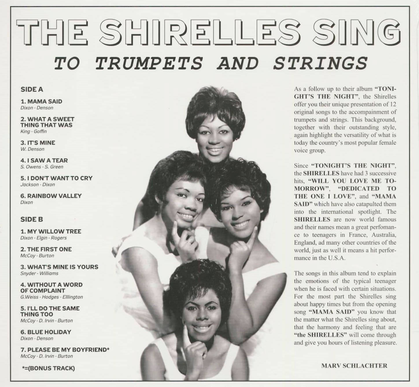 Album Cover 桌布 壁紙 — 四位微笑的女性身穿白色上衣，在復古專輯封面前擺姿勢，封面有粗體字型和曲目列表。