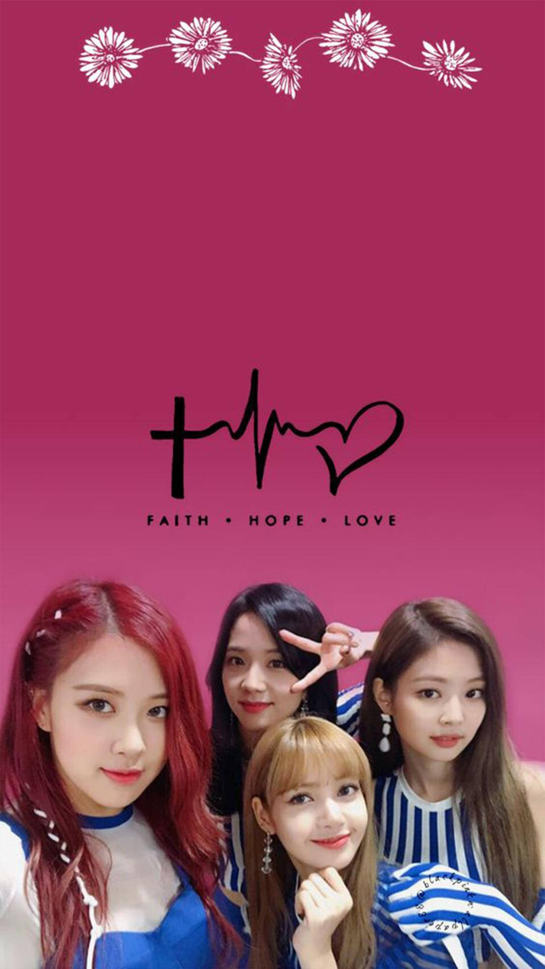 BLACKPINK 桌布 壁紙 — 四位微笑的年輕女性在一個裝飾有白色花卉圖案和「faith hope love」字樣的鮮豔粉紅色背景前擺姿勢。