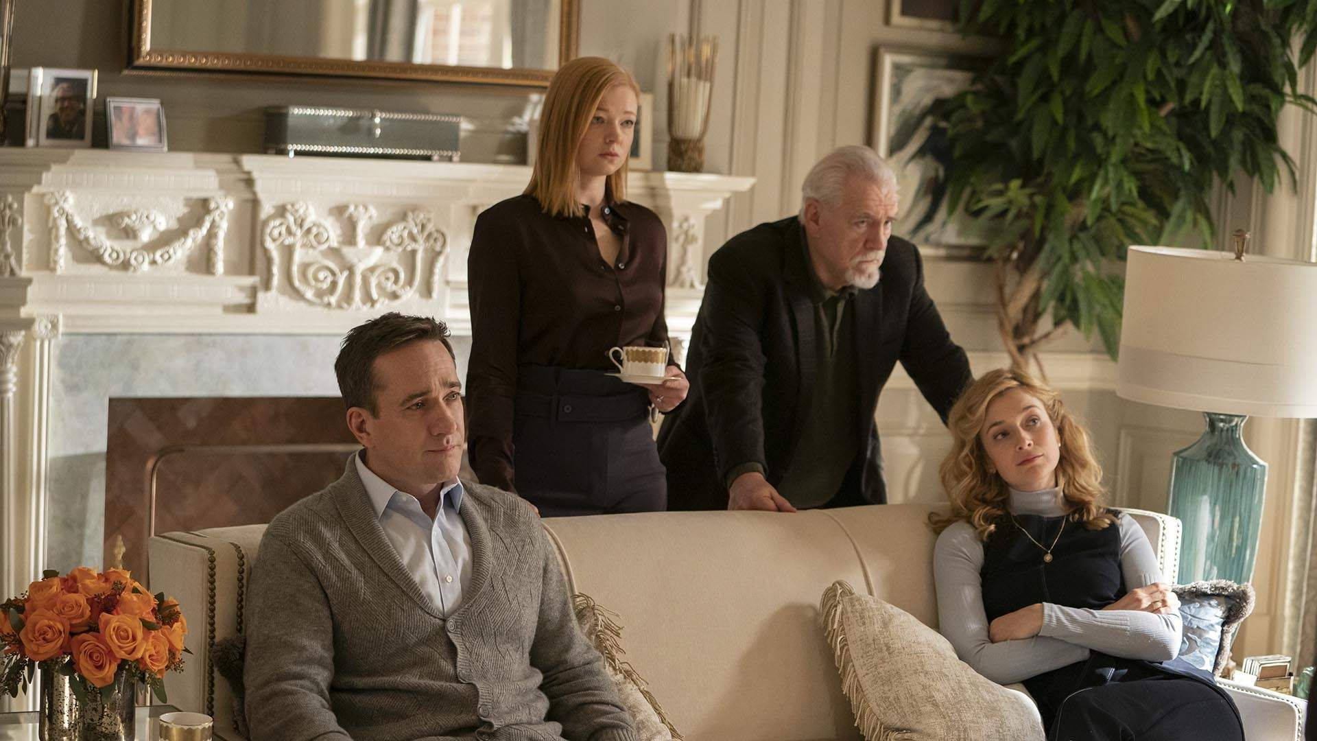 Succession 桌布 壁紙 — 四位成年人在豪華客廳中，在嚴肅的家庭聚會期間交換緊張的眼神。