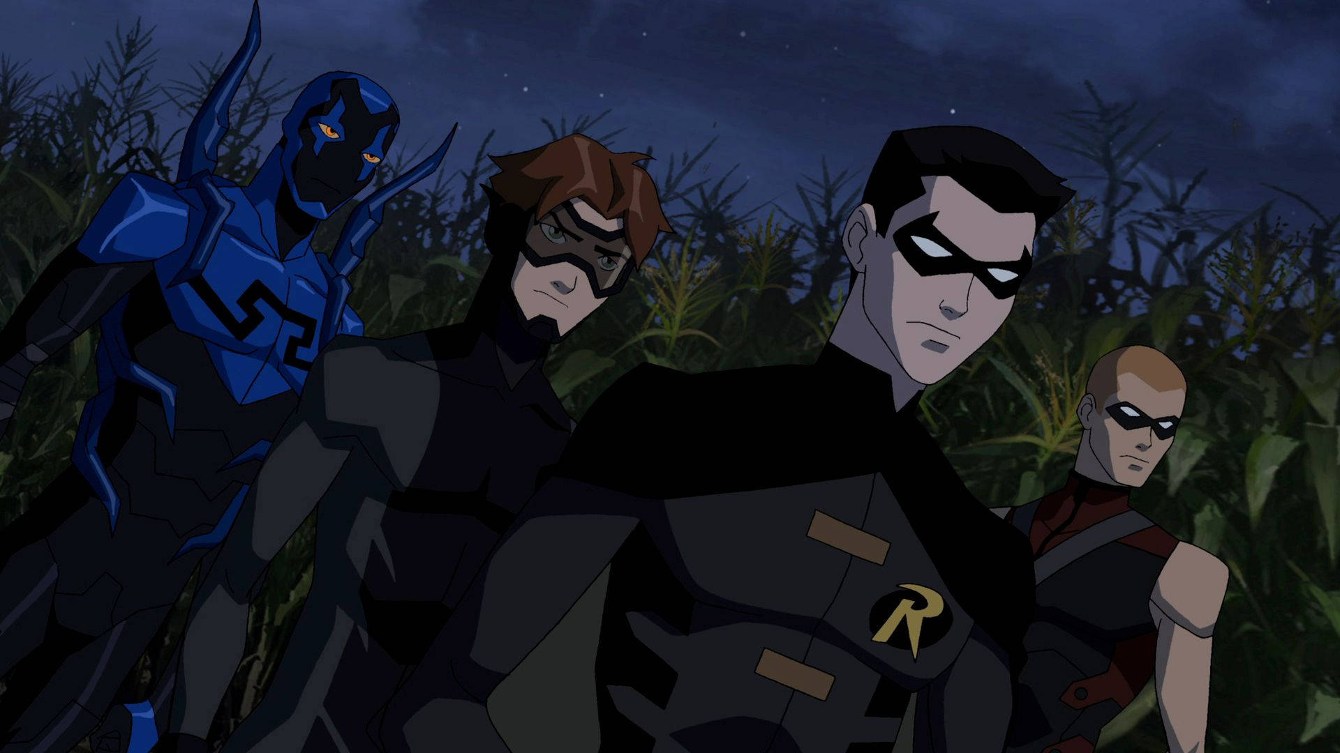 Young Justice 桌布 壁紙 — 四位戴面具的超級英雄在星空下的黑暗玉米田裡警覺地站著。