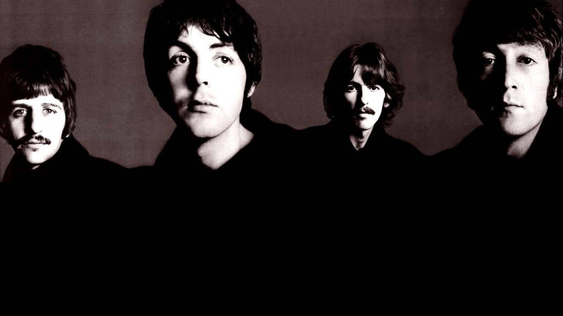 the beatles 桌布 壁紙 — 四位擁有1960年代髮型的男士，在高對比度的黑白工作室肖像中直視前方。