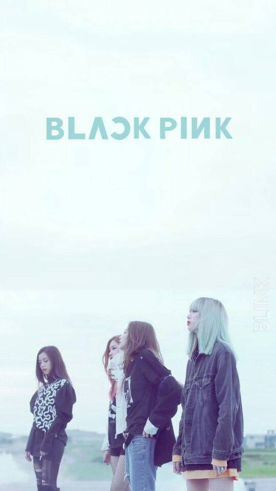 BLACKPINK 桌布 壁紙 — 四位擁有不同髮型和休閒服裝的女性排成一排，背景是淡色的天空，上方有「BLACK PINK」文字。