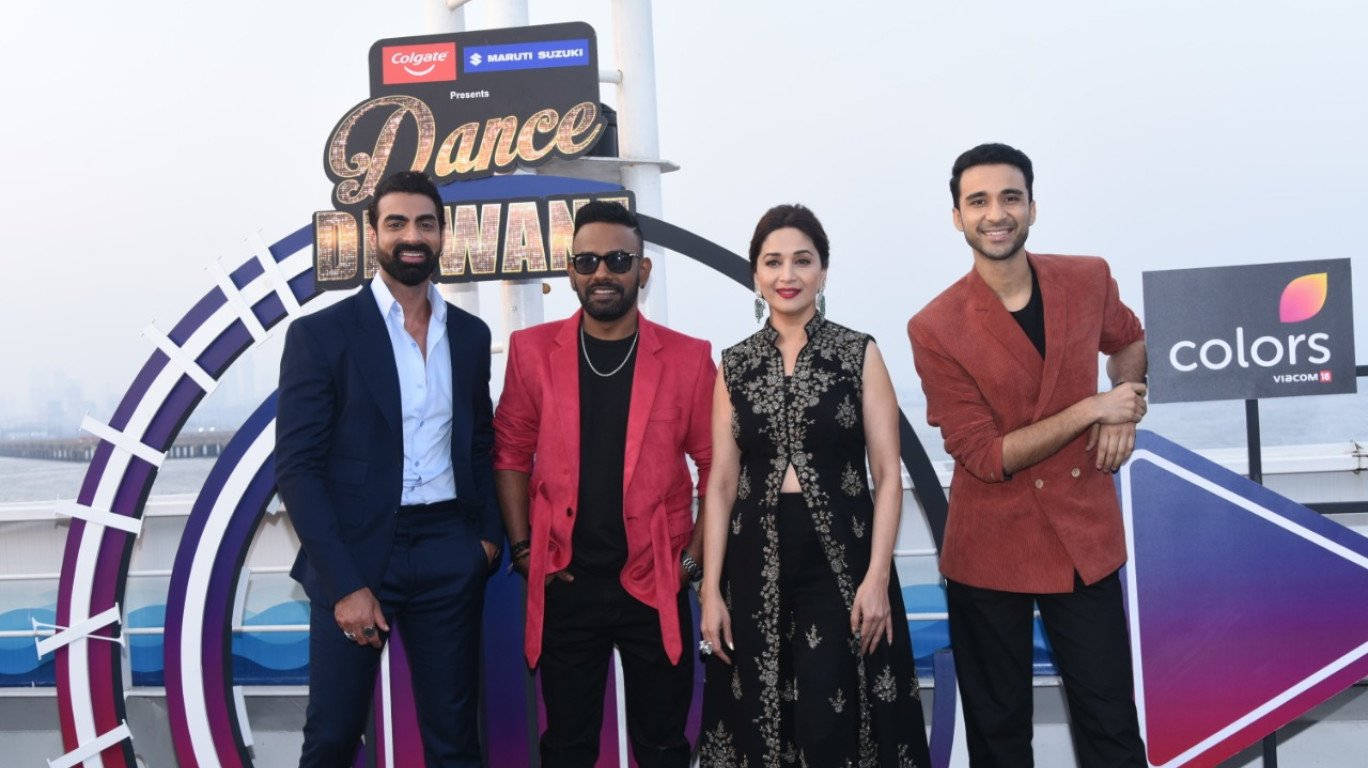 Indian 桌布 壁紙 — 四位時尚名人自信地擺姿勢，背景是色彩繽紛的「Dance Deewane」活動背景，身後可見水景。