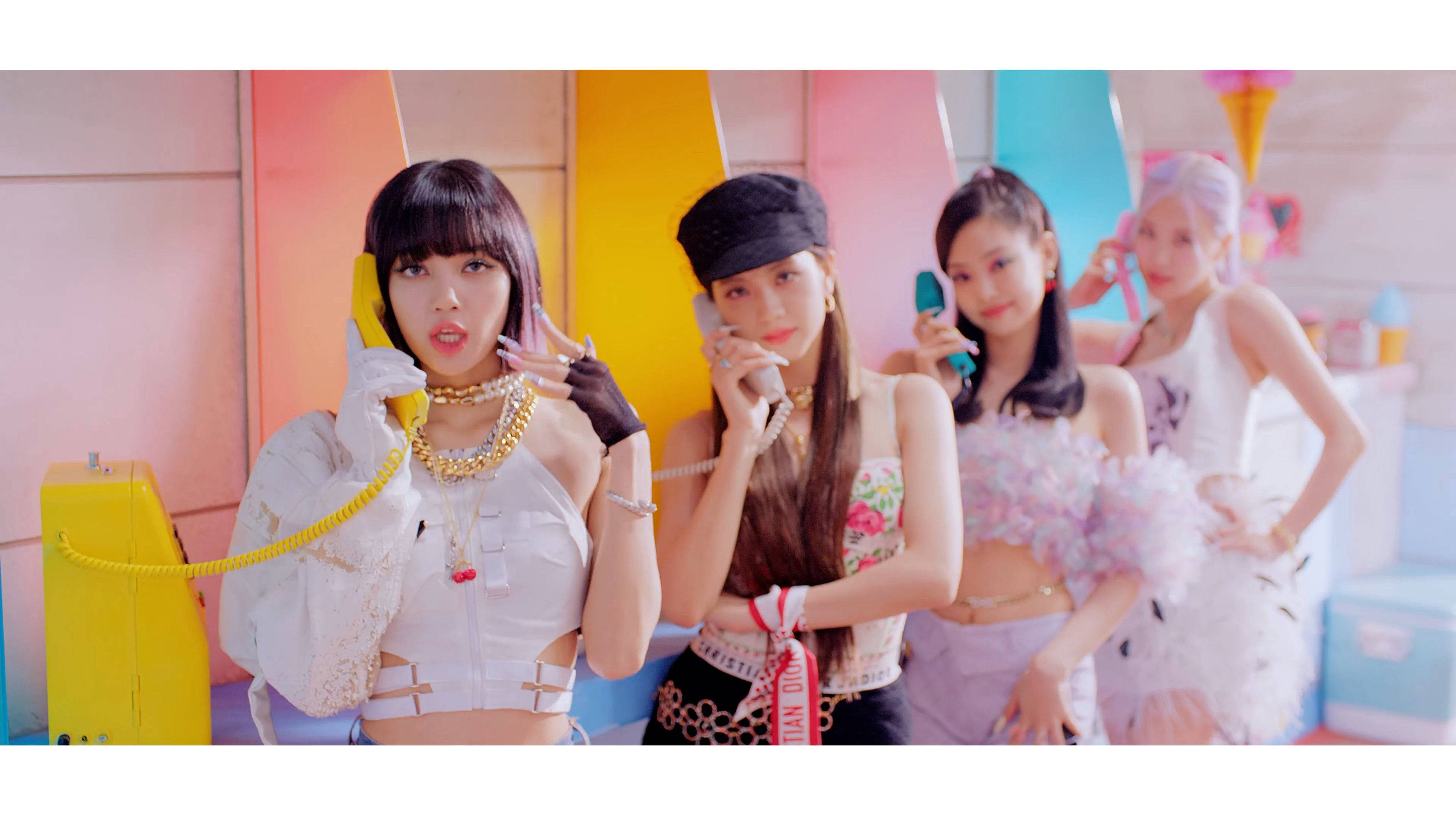 Lalisa 桌布 壁紙 — 四位時尚女性以玩味十足的流行美學，在粉彩色幾何牆前與復古電話合影。