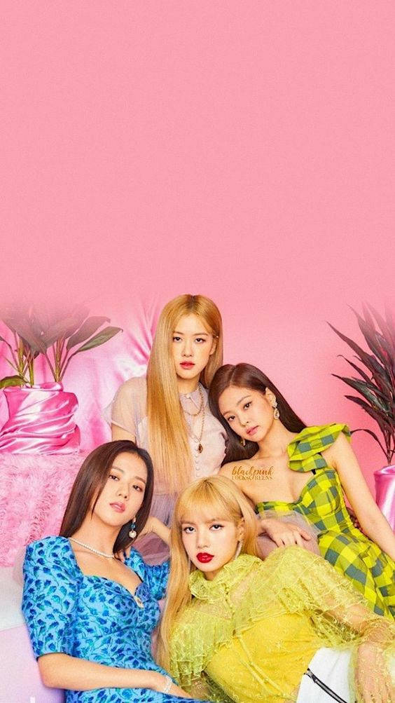 BLACKPINK 桌布 壁紙 — 四位時尚女性在充滿活力的粉紅色背景前自信地擺姿勢，背景有熱帶植物和大膽的時尚元素。