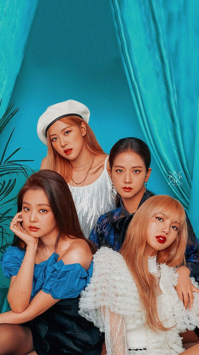 四位時尚女性在青綠色窗簾前擺出時尚姿勢，背景有熱帶植物。 — BLACKPINK Lisa GIF 壁紙