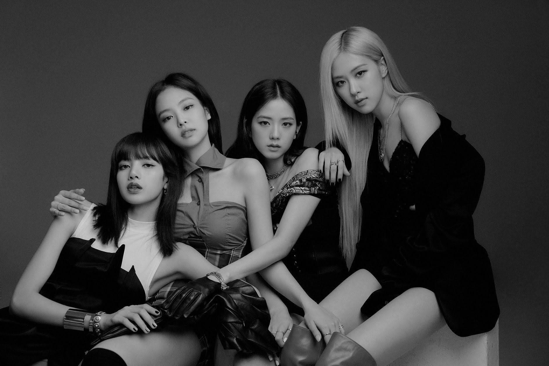 Blackpink Aesthetic 桌布 壁紙 — 四位時尚女性在單色工作室肖像中親密擺姿勢，帶有戲劇性燈光和自信表情。
