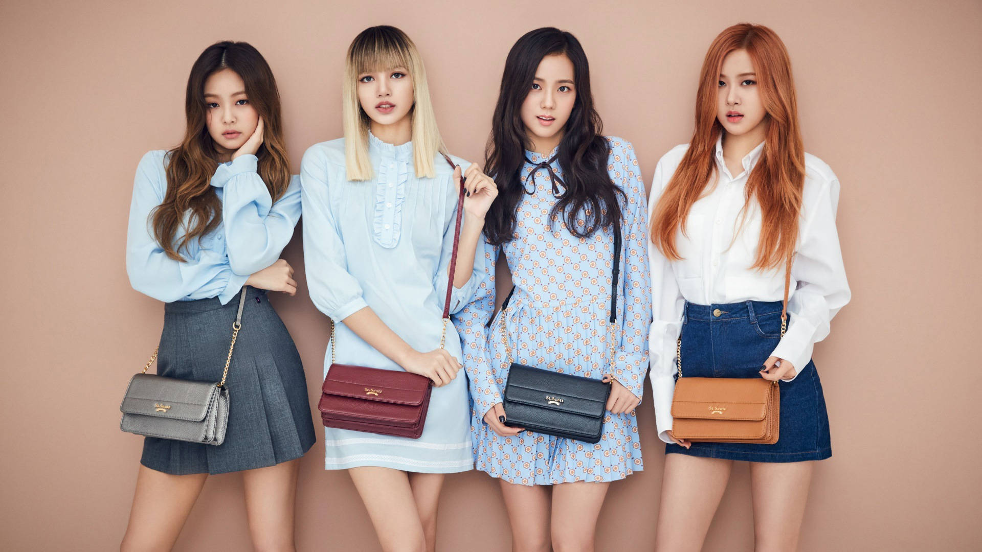 BLACKPINK 桌布 壁紙 — 四位時尚女性在柔和粉紅色背景前自信地擺姿勢，每人手持一個色調柔和的手袋。