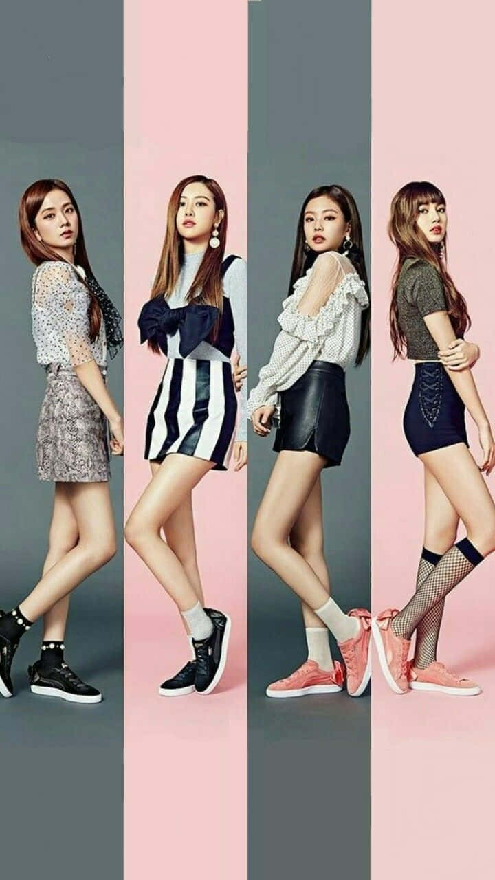 K-pop 桌布 壁紙 — 四位時尚女性在粉紅色和灰色垂直條紋背景下自信地擺出姿勢，穿著時尚服裝。