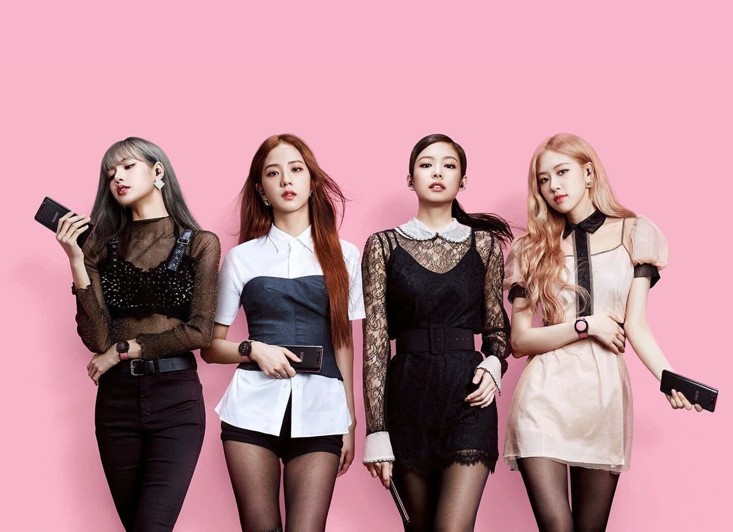 BLACKPINK 桌布 壁紙 — 四位時尚女性穿著別緻服裝，在純粉紅色背景前自信地擺姿勢，每人手持一部手機。