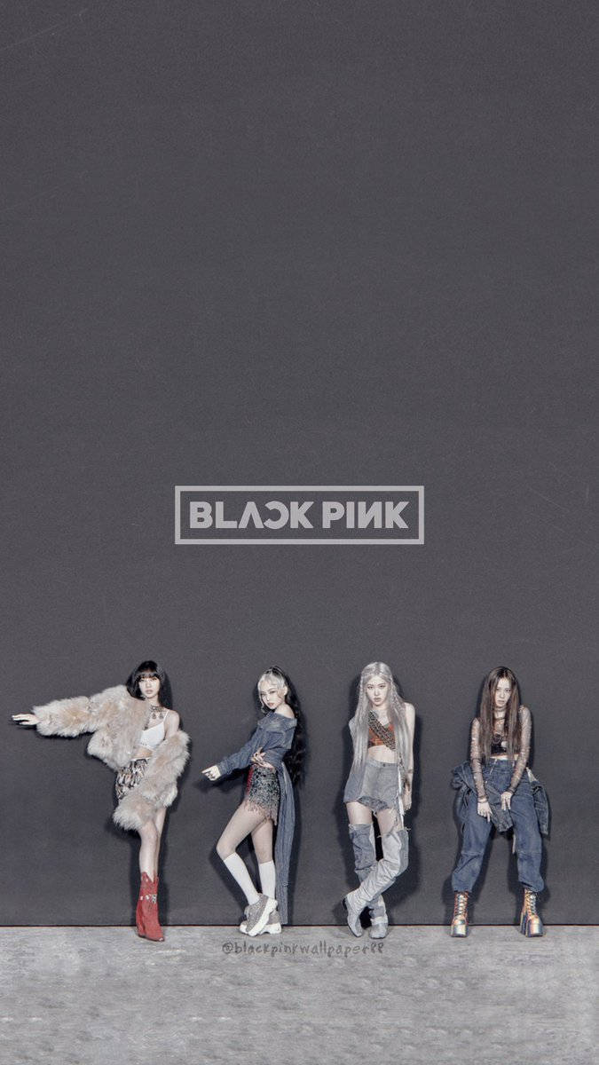 BLACKPINK 桌布 壁紙 — 四位時尚女性穿著前衛服裝，自信地在一面純深灰色牆壁前擺姿勢，牆上中央上方有「BLACK PINK」標誌。