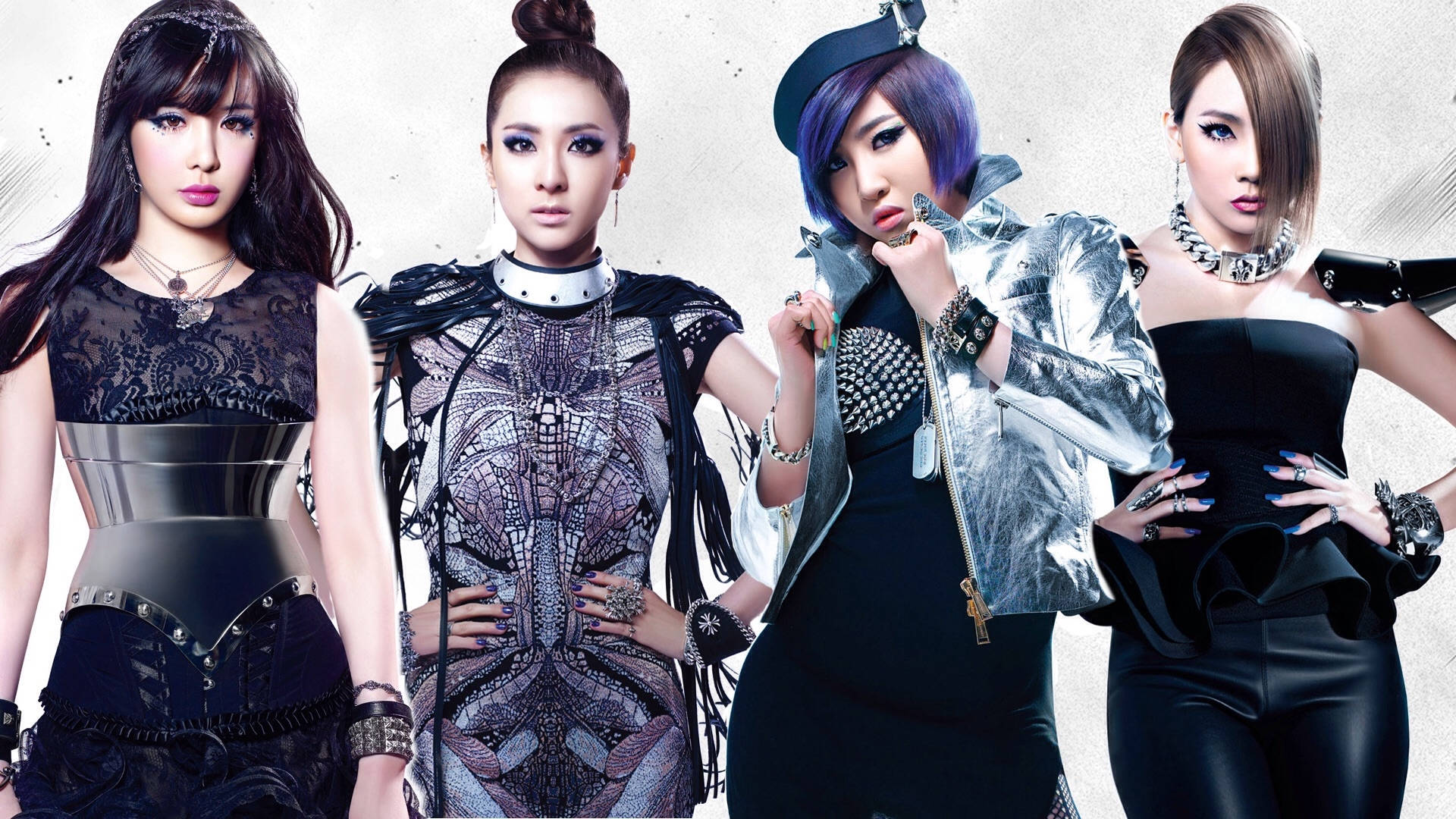 2ne1 桌布 壁紙 — 四位時尚女性穿著前衛未來風服裝，在紋理灰色背景前自信擺姿勢。