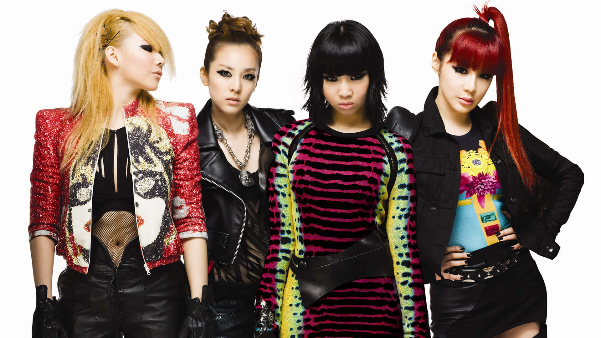 2ne1 桌布 壁紙 — 四位時尚女性穿著大膽鮮豔的服裝，在純白背景前自信地擺姿勢。