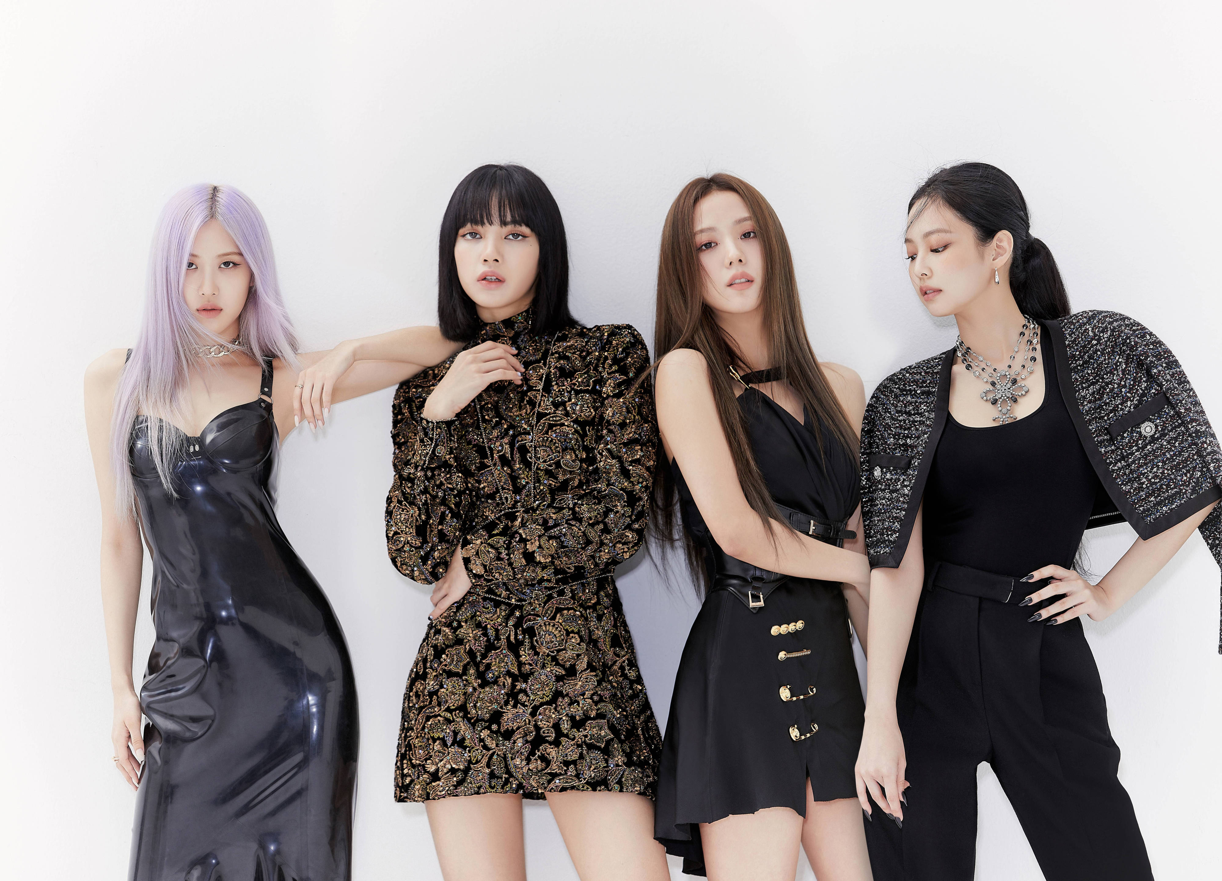 BLACKPINK 桌布 壁紙 — 四位時尚女性穿著黑色服裝，在純白色背景前自信地擺姿勢，配以戲劇性燈光。