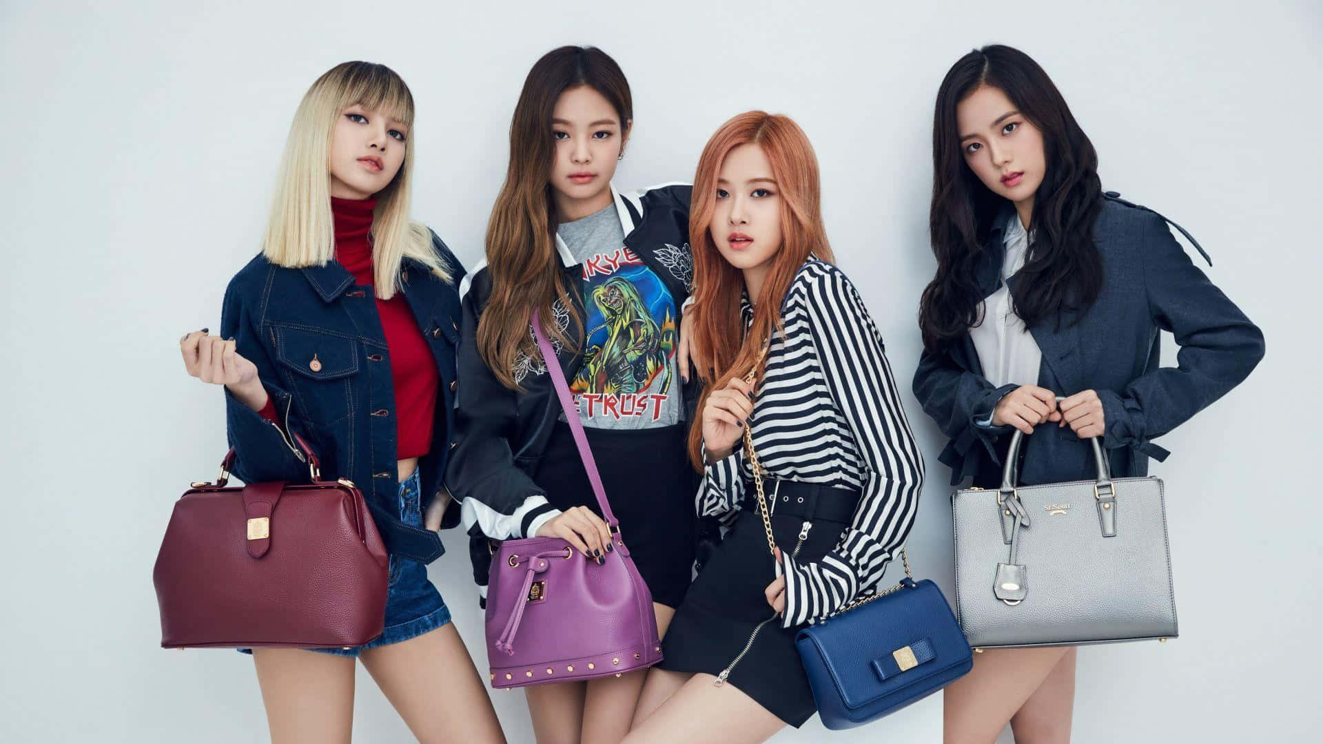 BLACKPINK 桌布 壁紙 — 四位時尚女性自信地擺姿勢，背景為純白色，每人手持一個色彩繽紛的手提包。