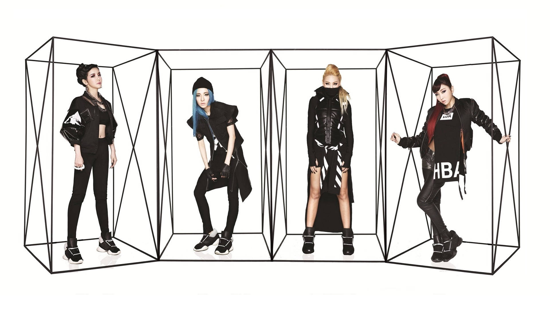 2ne1 桌布 壁紙 — 四位時尚女性身穿前衛黑色服裝，在幾何線框立方體內自信擺姿勢，背景為純白色。