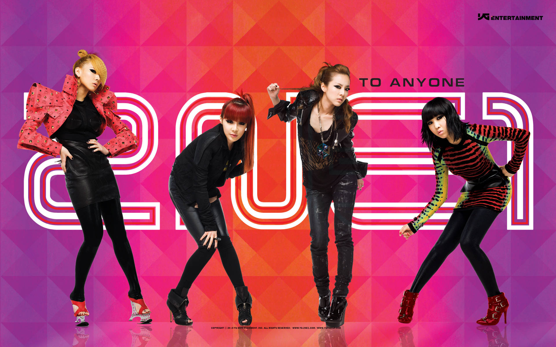 2ne1 桌布 壁紙 — 四位時尚女表演者在充滿活力的粉紅橙色幾何背景前擺出動感姿勢，背景上有大型白色「2011」文字。