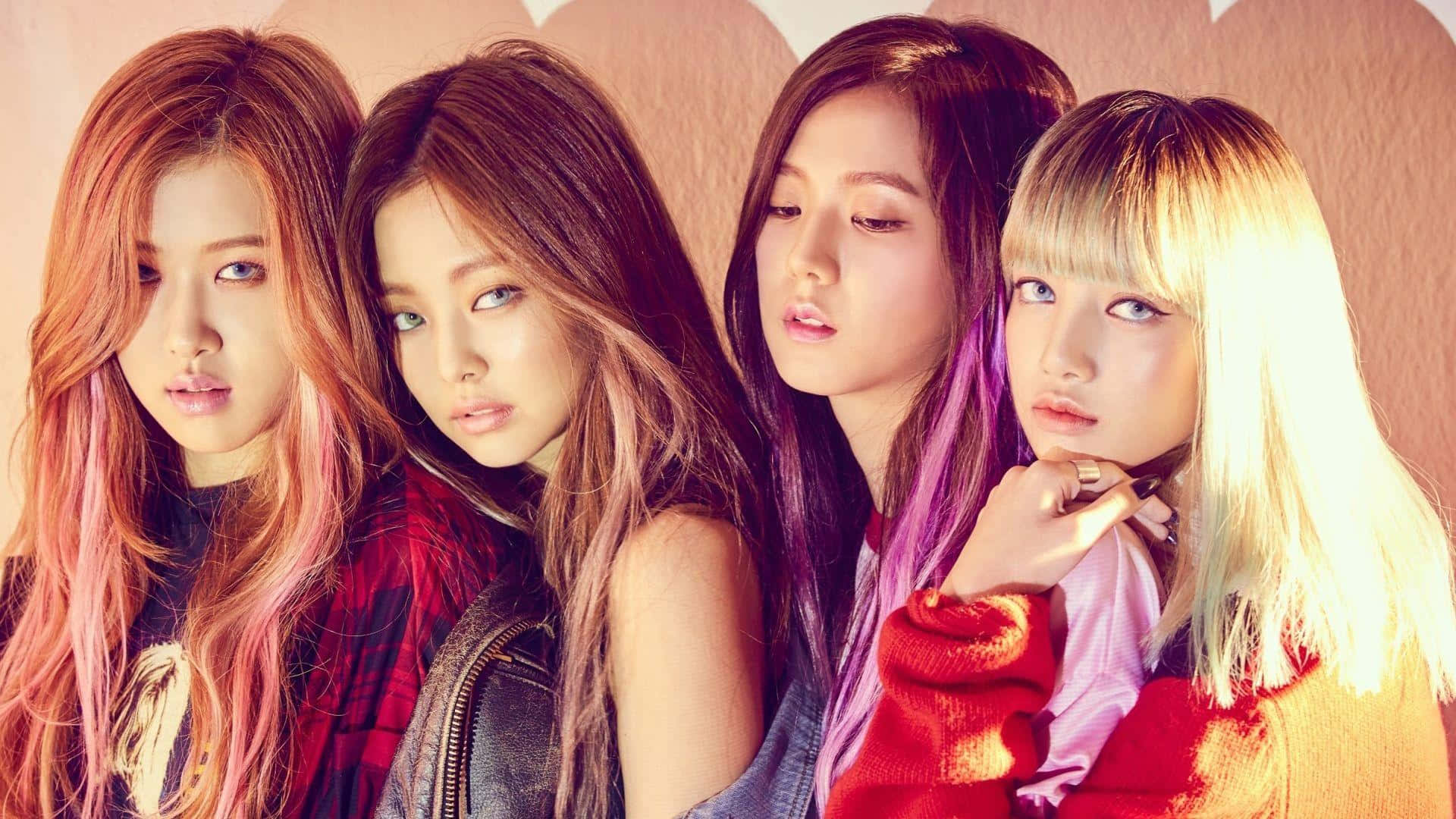 BLACKPINK 桌布 壁紙 — 四位時尚年輕女性，擁有色彩繽紛的頭髮，在柔軟的粉紅色紋理牆前自信地擺姿勢。